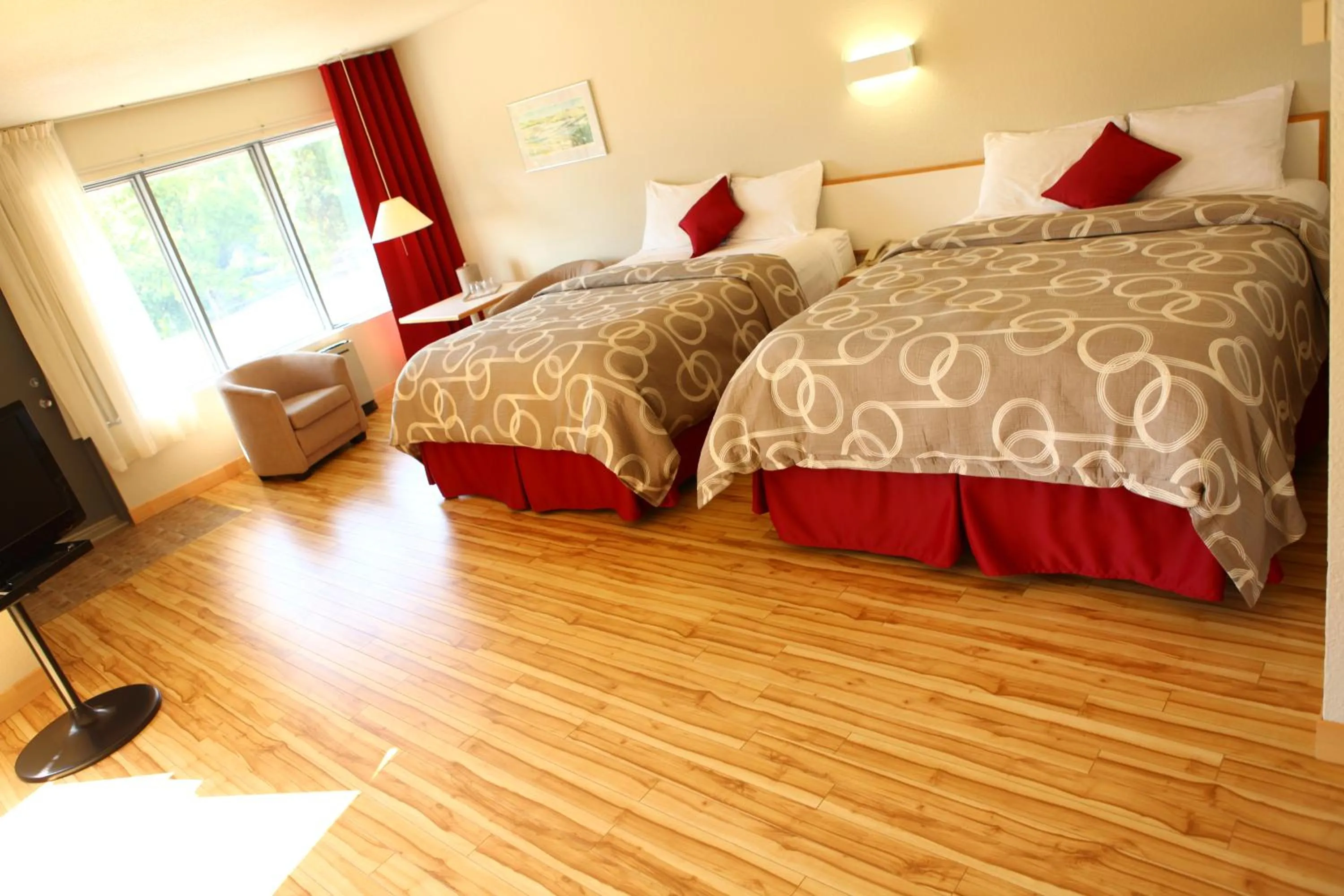 Photo of the whole room, Bed in Motel Chute des Pères