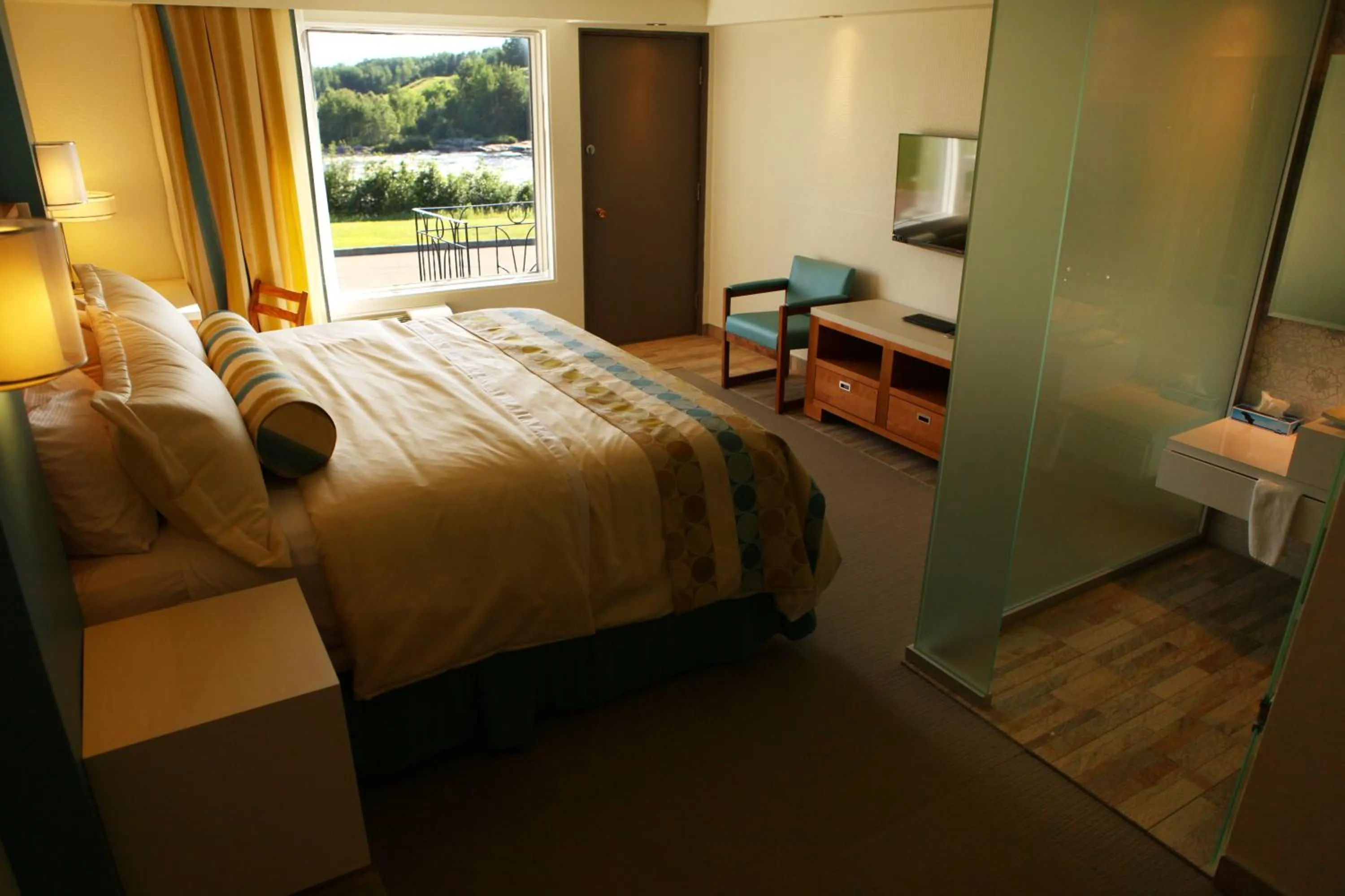 Photo of the whole room, Bed in Motel Chute des Pères