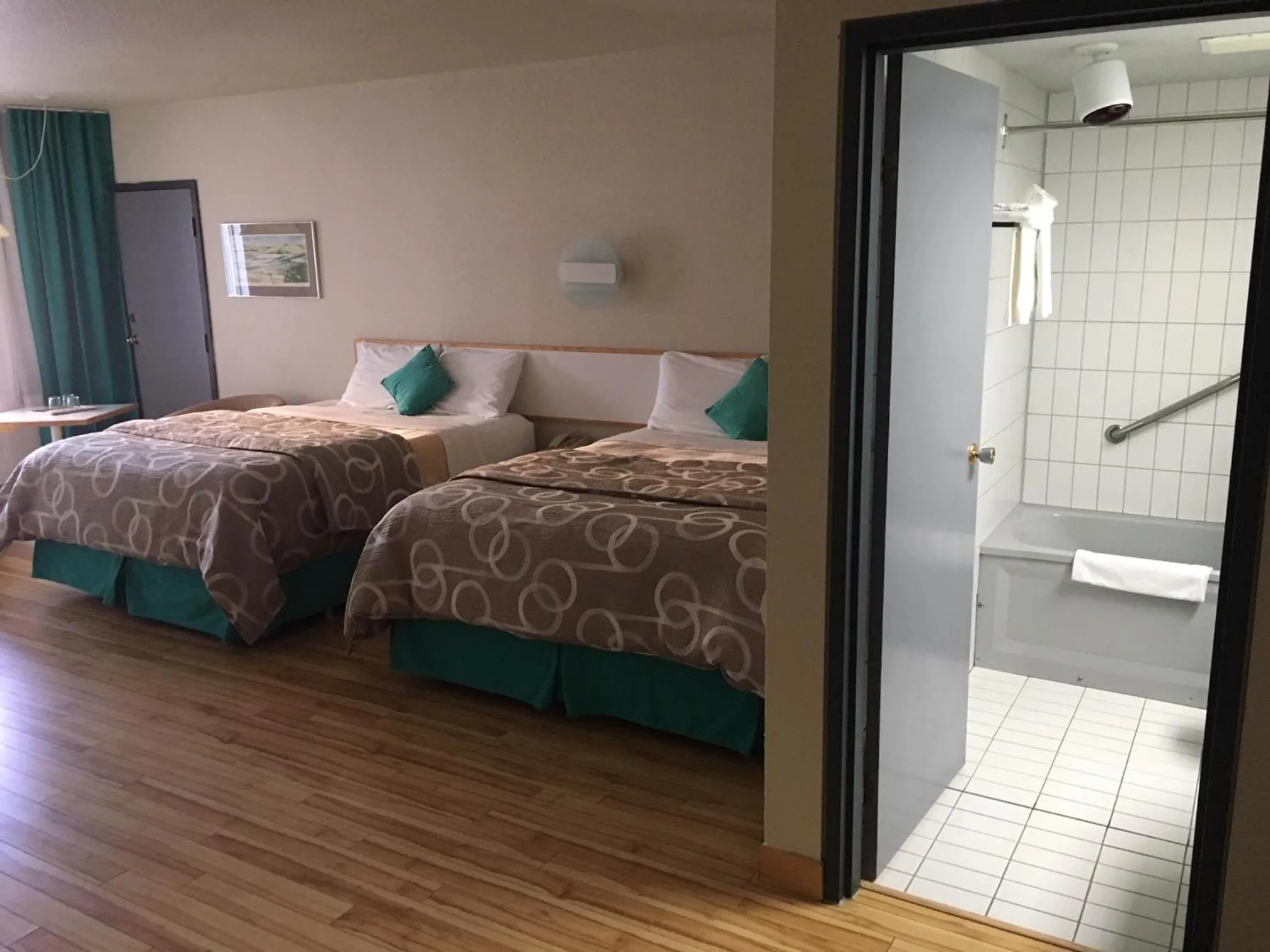 Photo of the whole room, Bed in Motel Chute des Pères