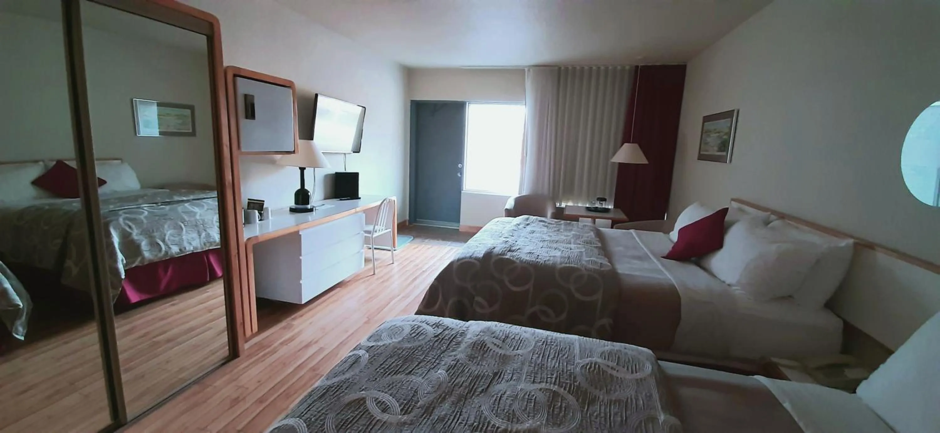 Photo of the whole room, Bed in Motel Chute des Pères