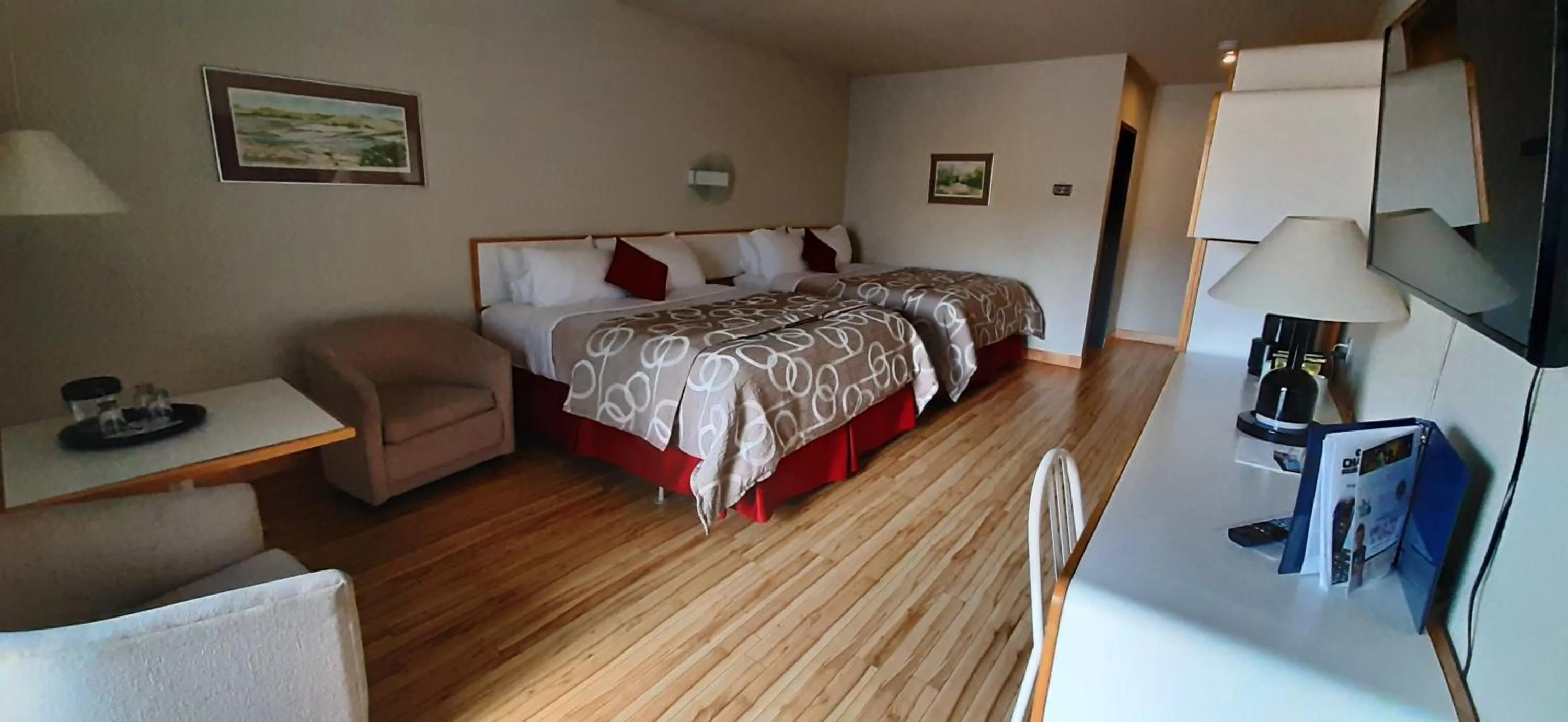 Photo of the whole room, Bed in Motel Chute des Pères