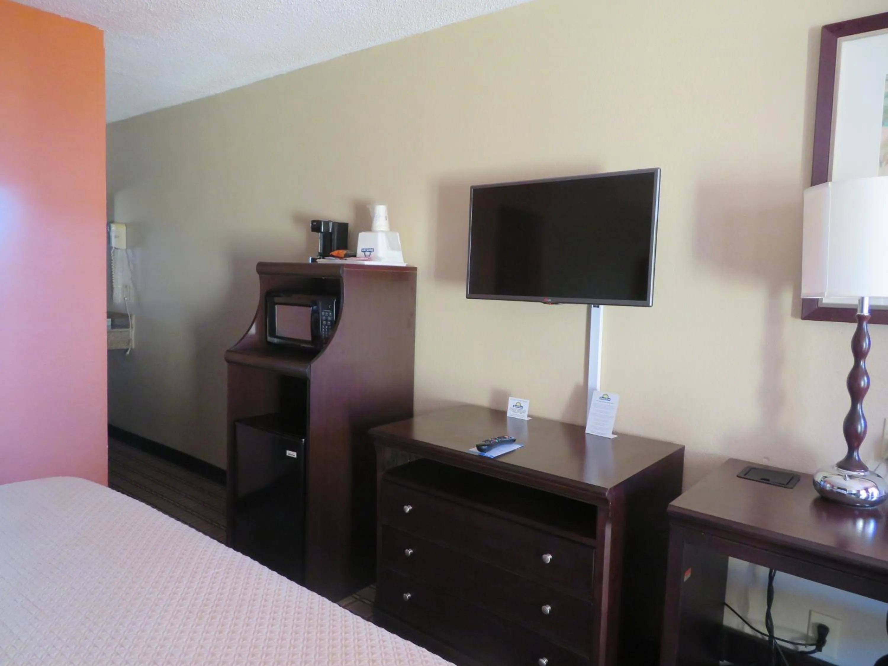 Food and drinks, Bed in Days Inn by Wyndham Blytheville