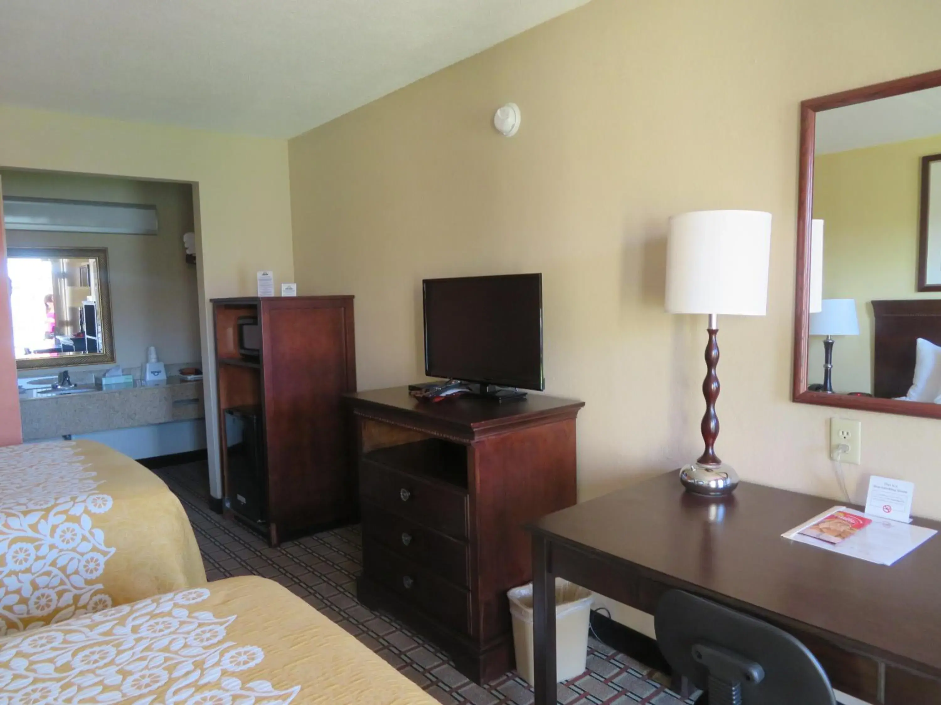 Restaurant/places to eat, Bed in Days Inn by Wyndham Blytheville Restaurant/places to eat, Bed in Days Inn by Wyndham Blytheville