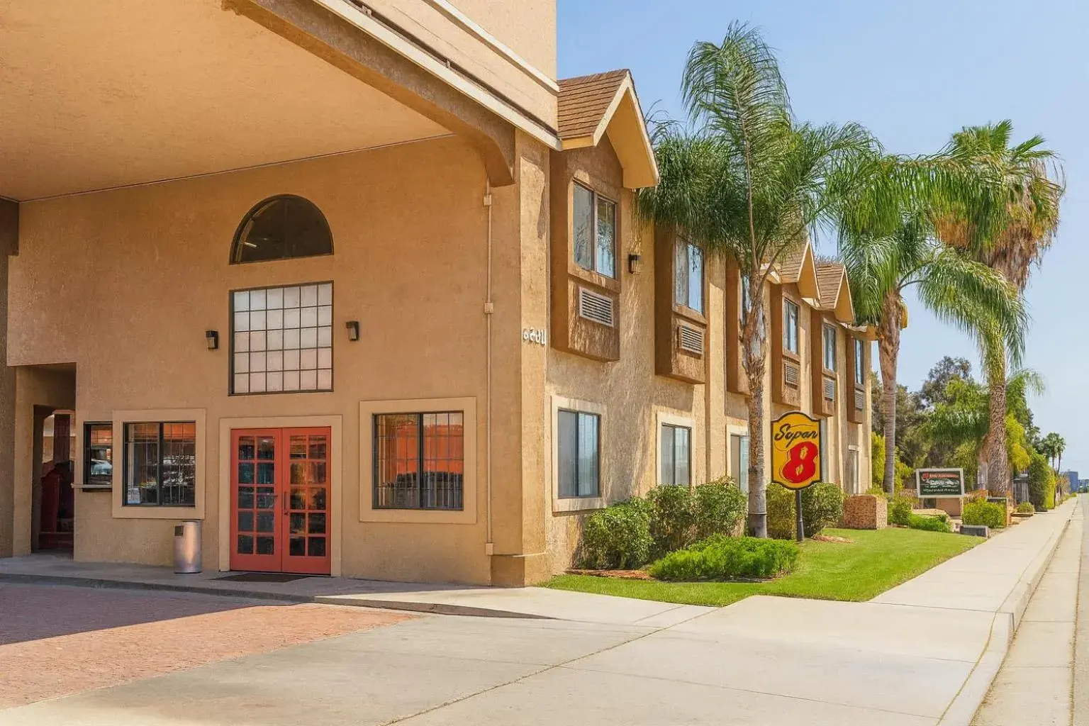 Property building in Super 8 by Wyndham Bakersfield South CA Property building in Super 8 by Wyndham Bakersfield South CA