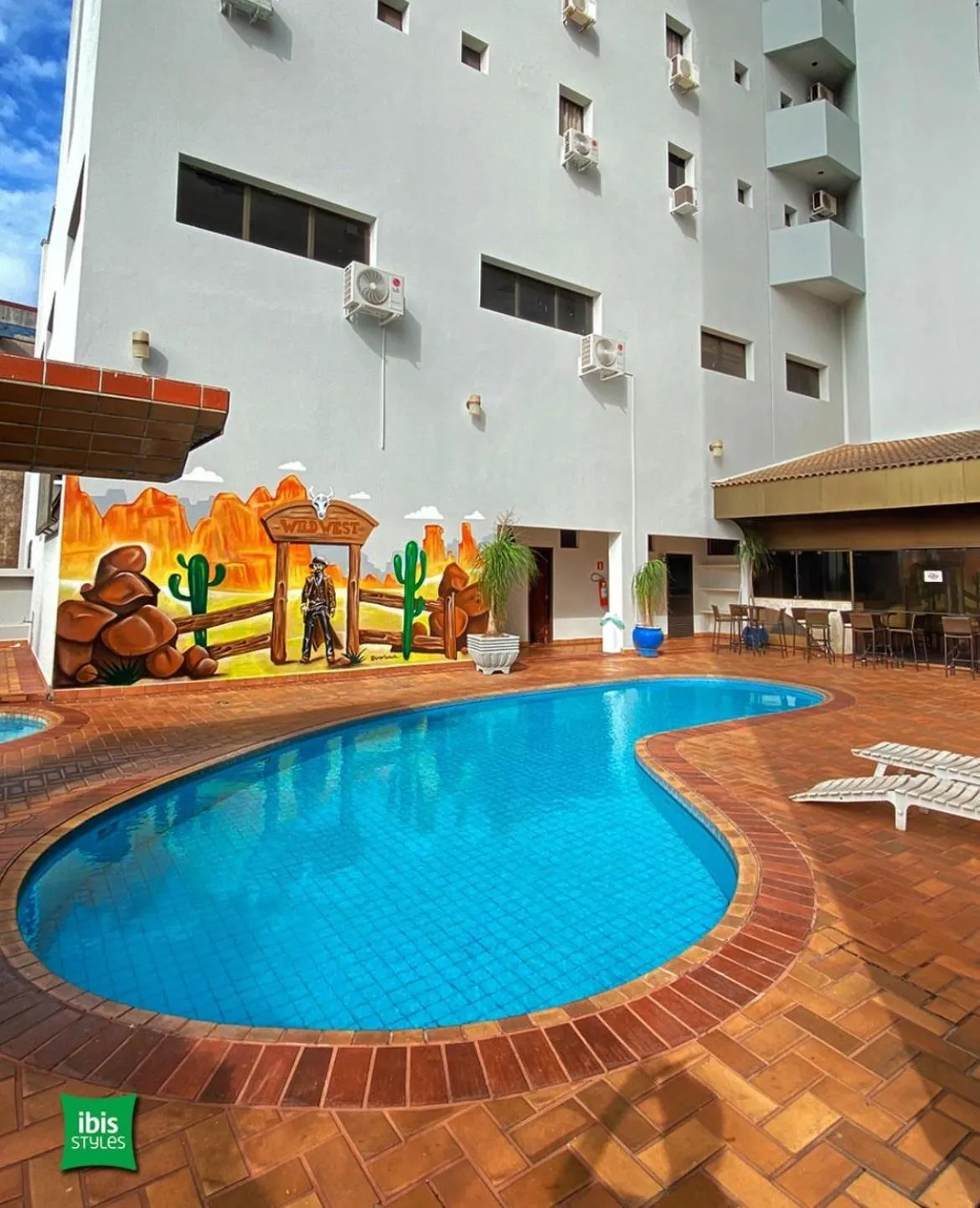 Swimming pool in ibis Styles Presidente Prudente Portal D'Oeste