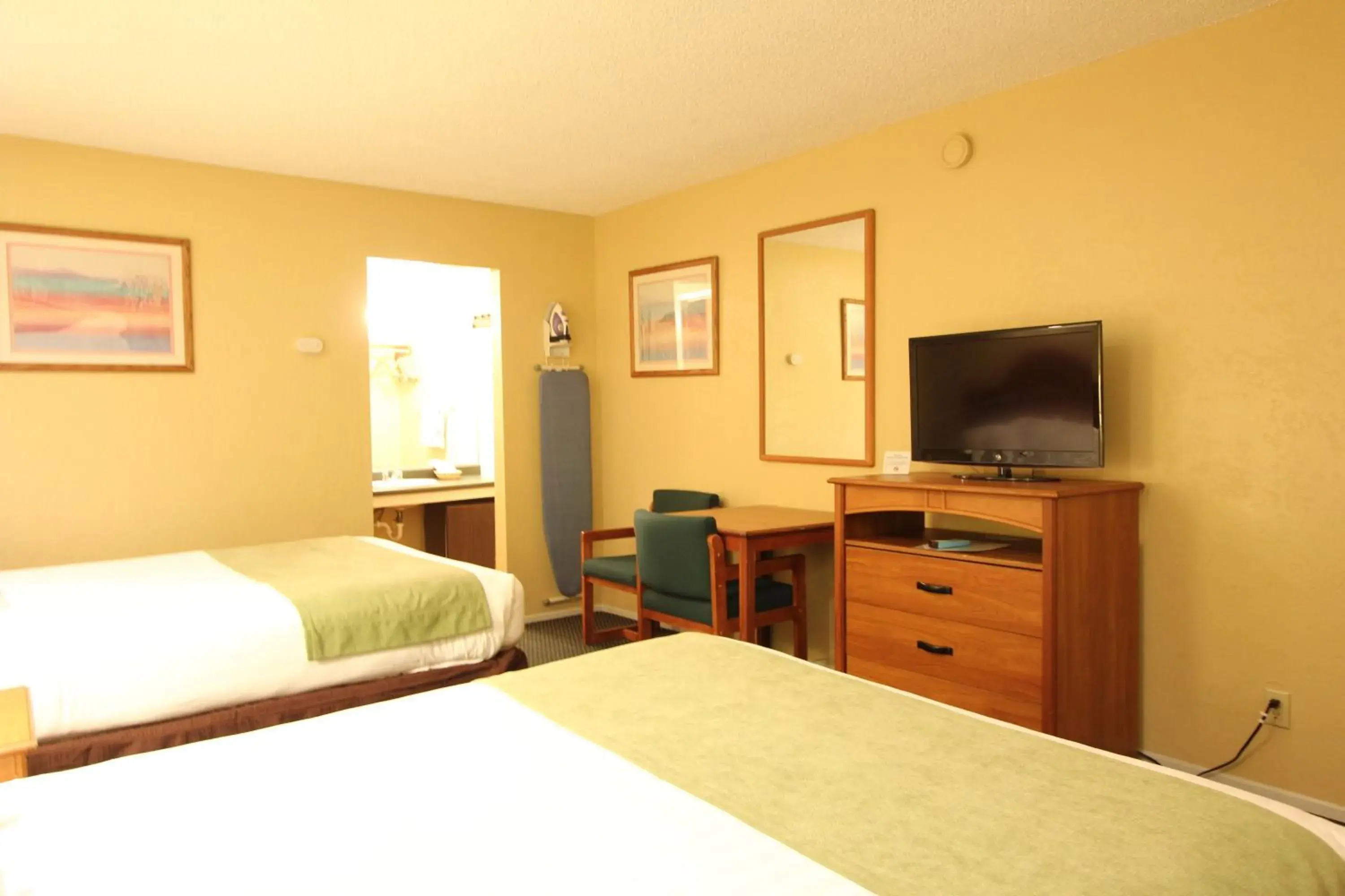Queen Room with Two Queen Beds in Oakhurst Lodge Queen Room with Two Queen Beds in Oakhurst Lodge