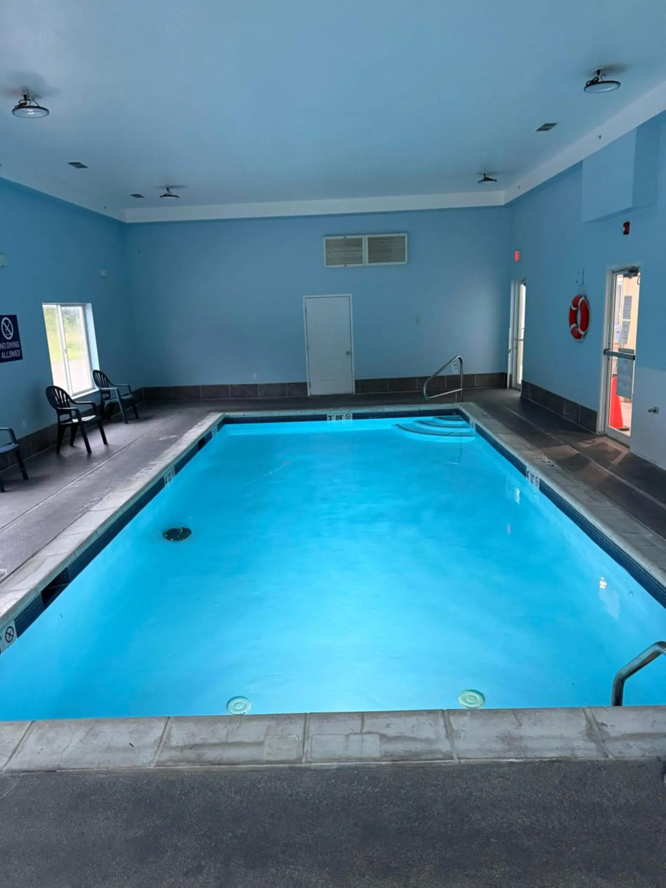 Swimming pool in Days Inn by Wyndham Mexico Swimming pool in Days Inn by Wyndham Mexico