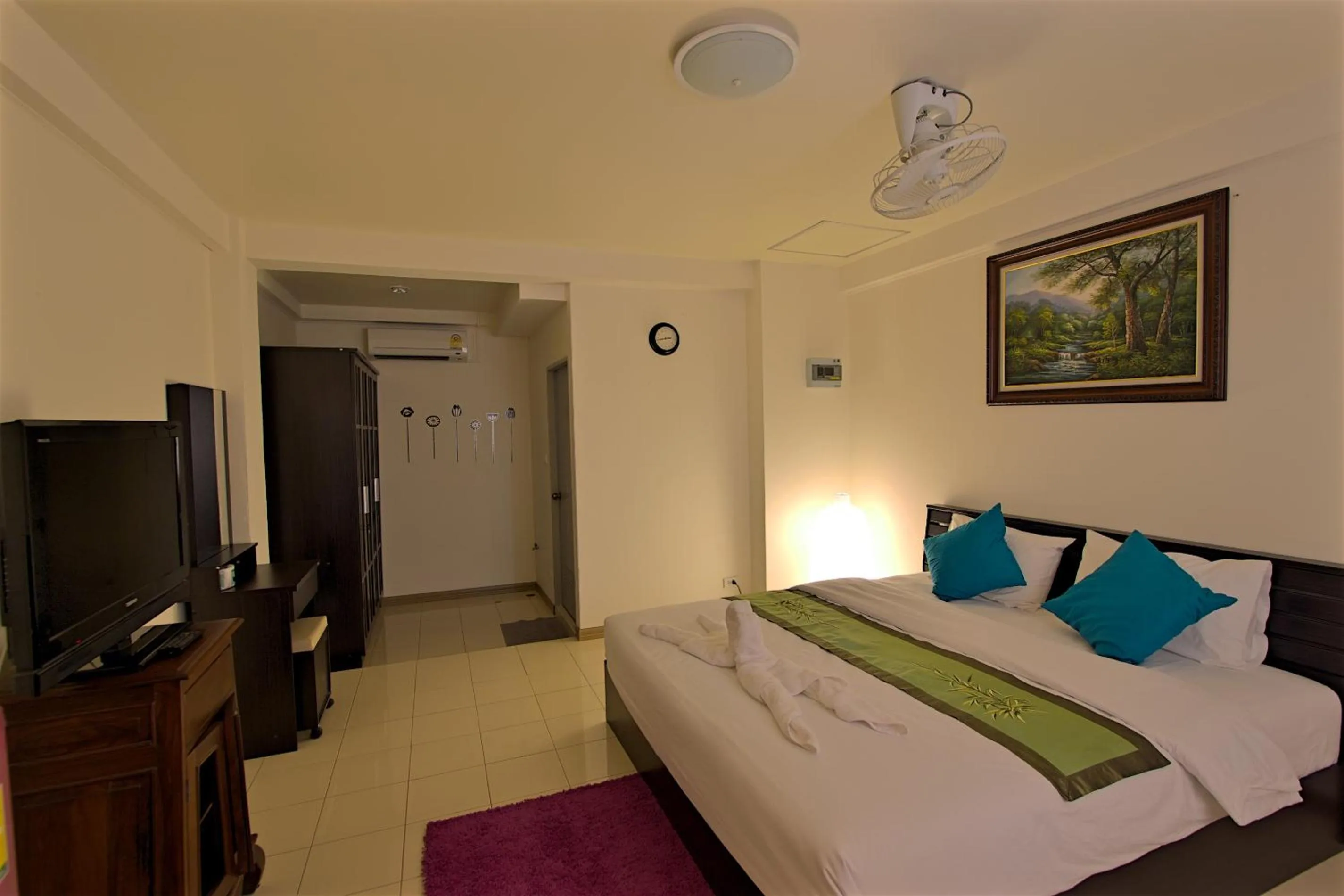 Photo of the whole room, Bed in Charn Residence