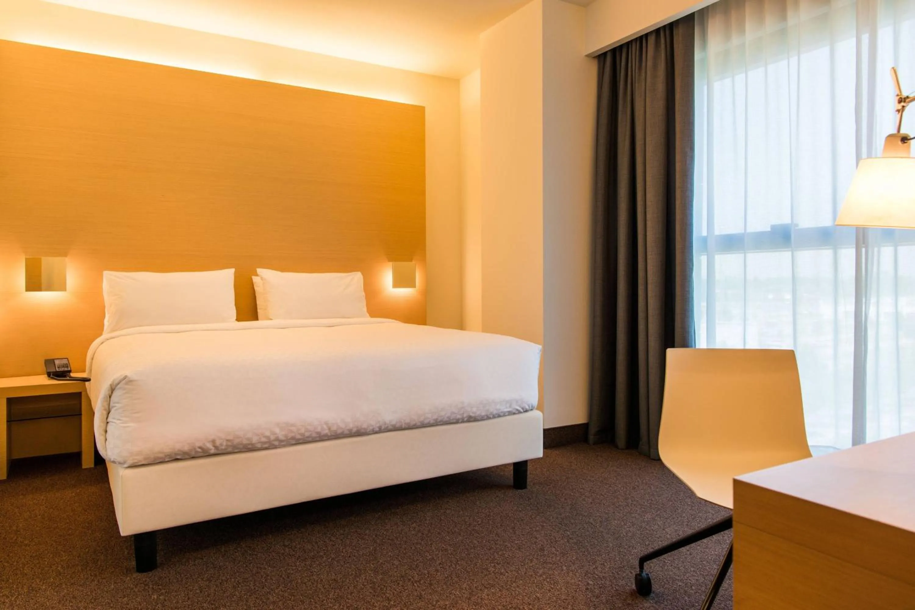 Photo of the whole room, Bed in Four Points by Sheraton Venice Mestre