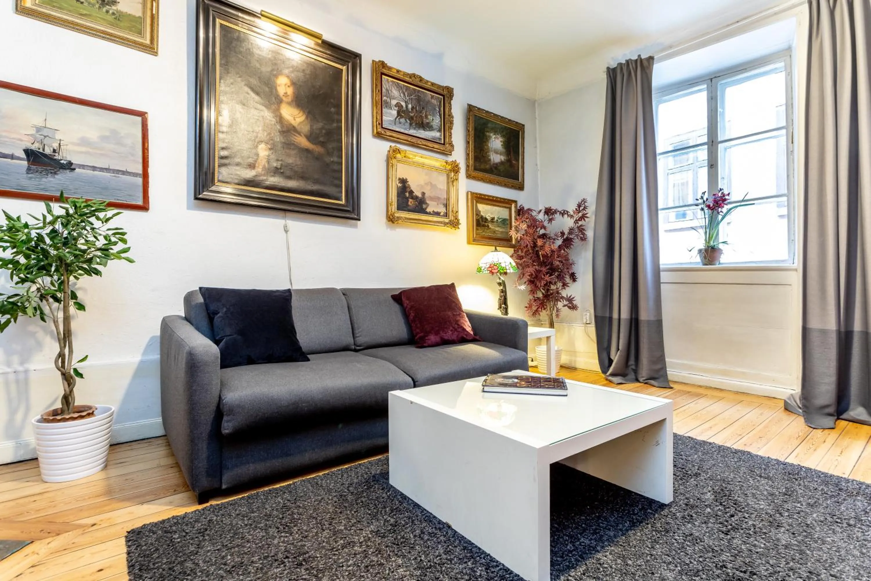 Library in ApartDirect Gamla Stan