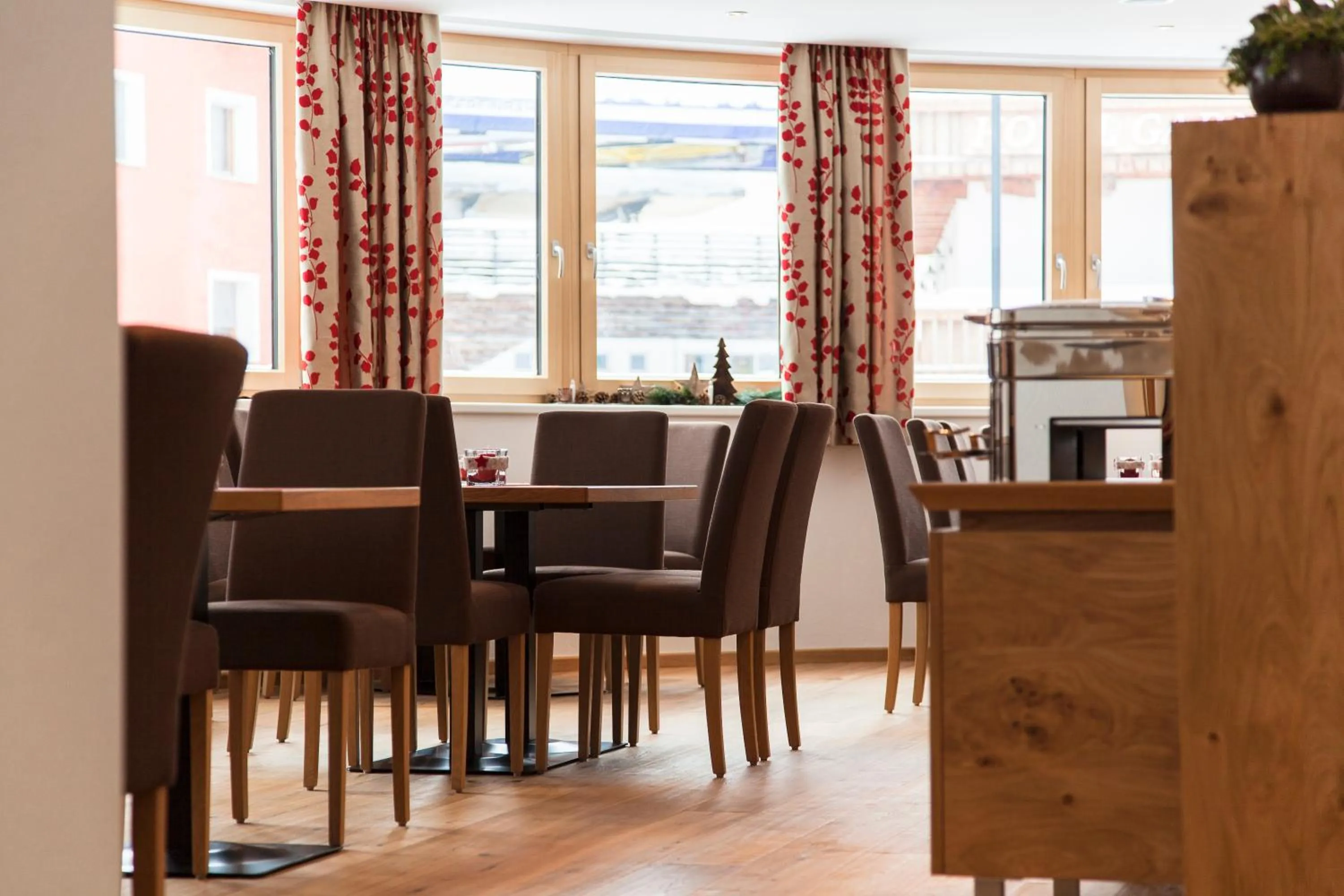 Restaurant/places to eat in Alpenleben