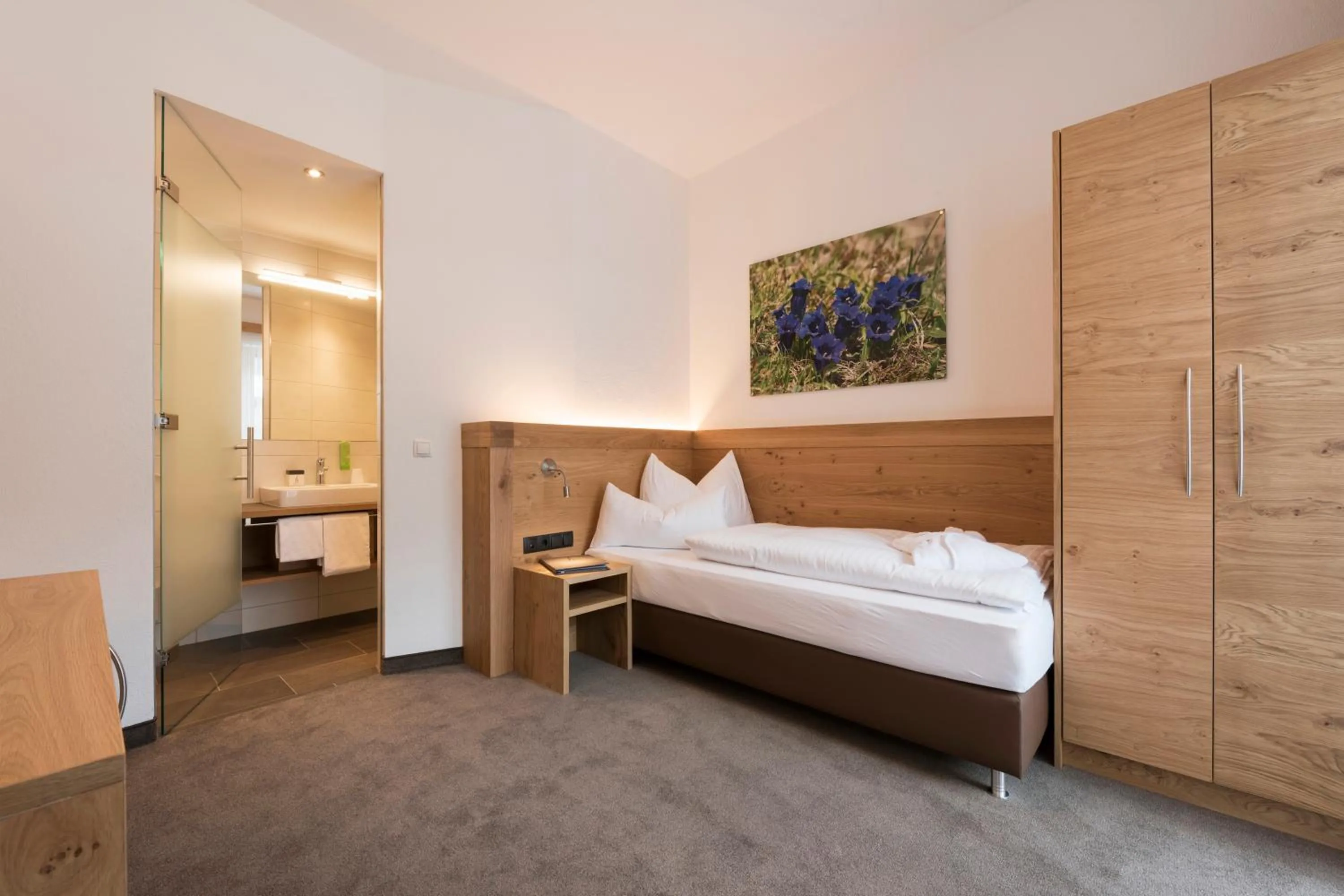 Bedroom, Bed in Alpenleben