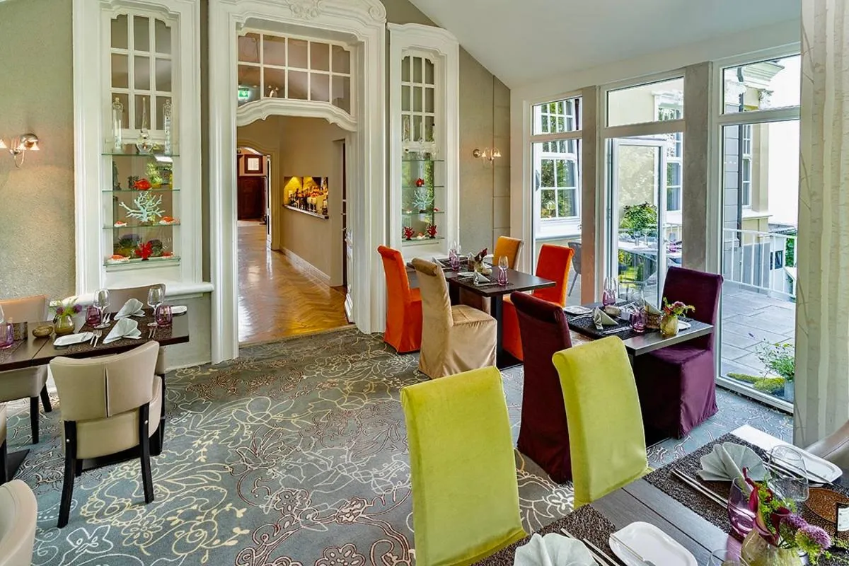 Restaurant/places to eat in Park Villa Hotel