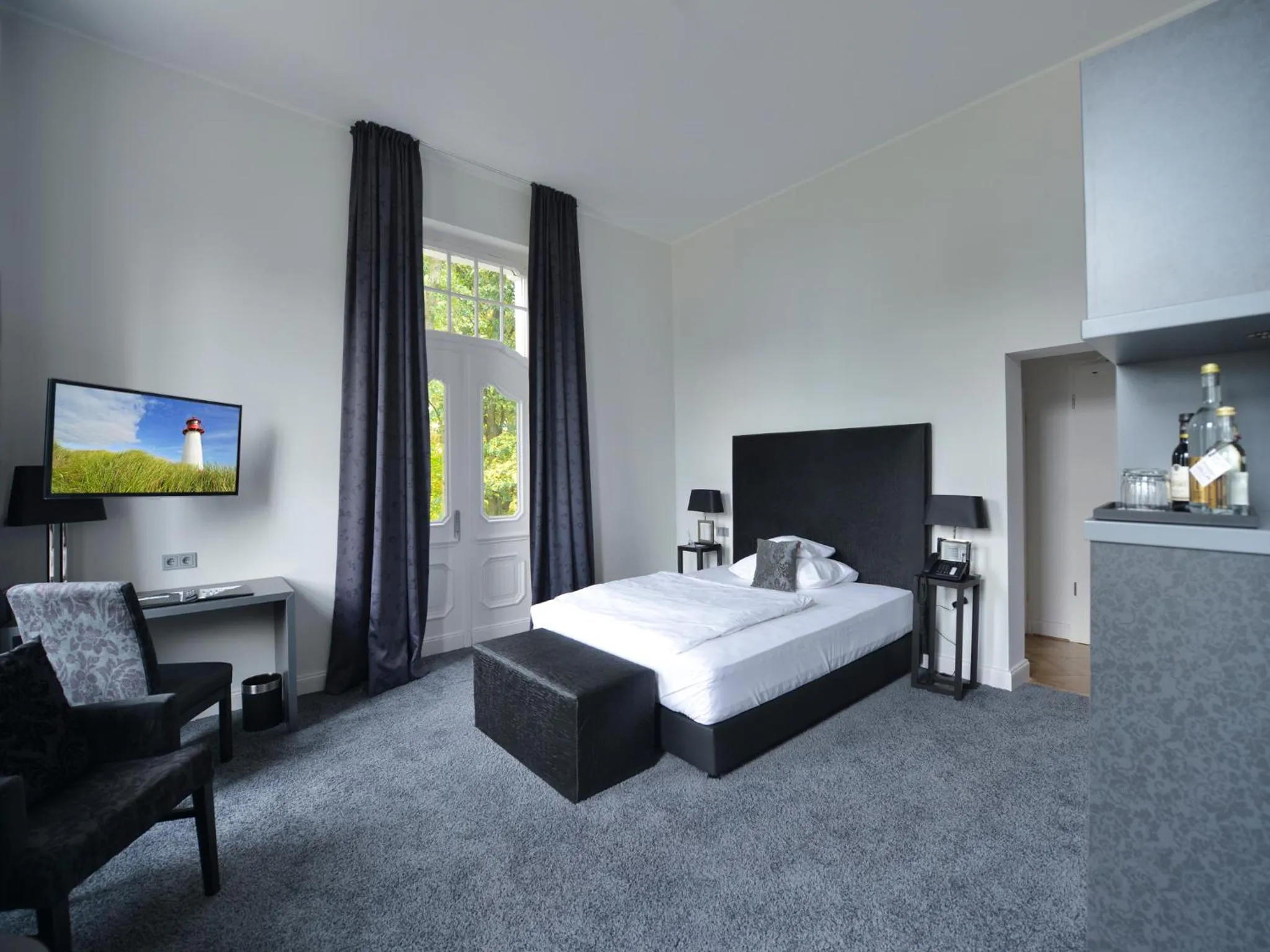 Bedroom, Bed in Park Villa Hotel