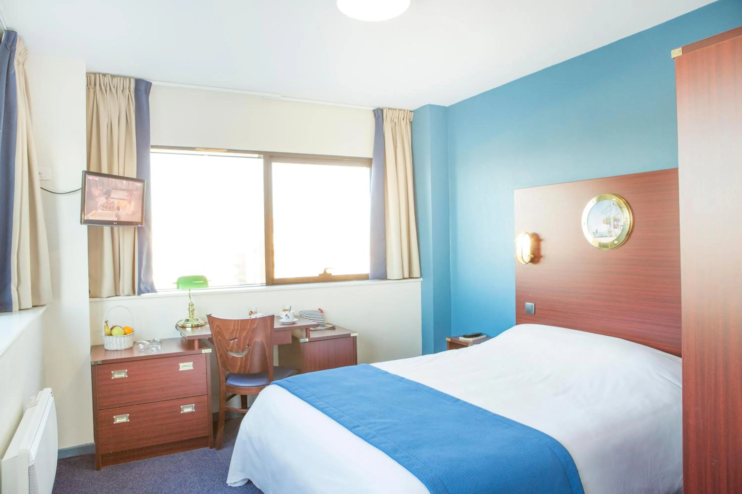 Photo of the whole room, Bed in Hôtel Les Gens De Mer Dunkerque by Popinns