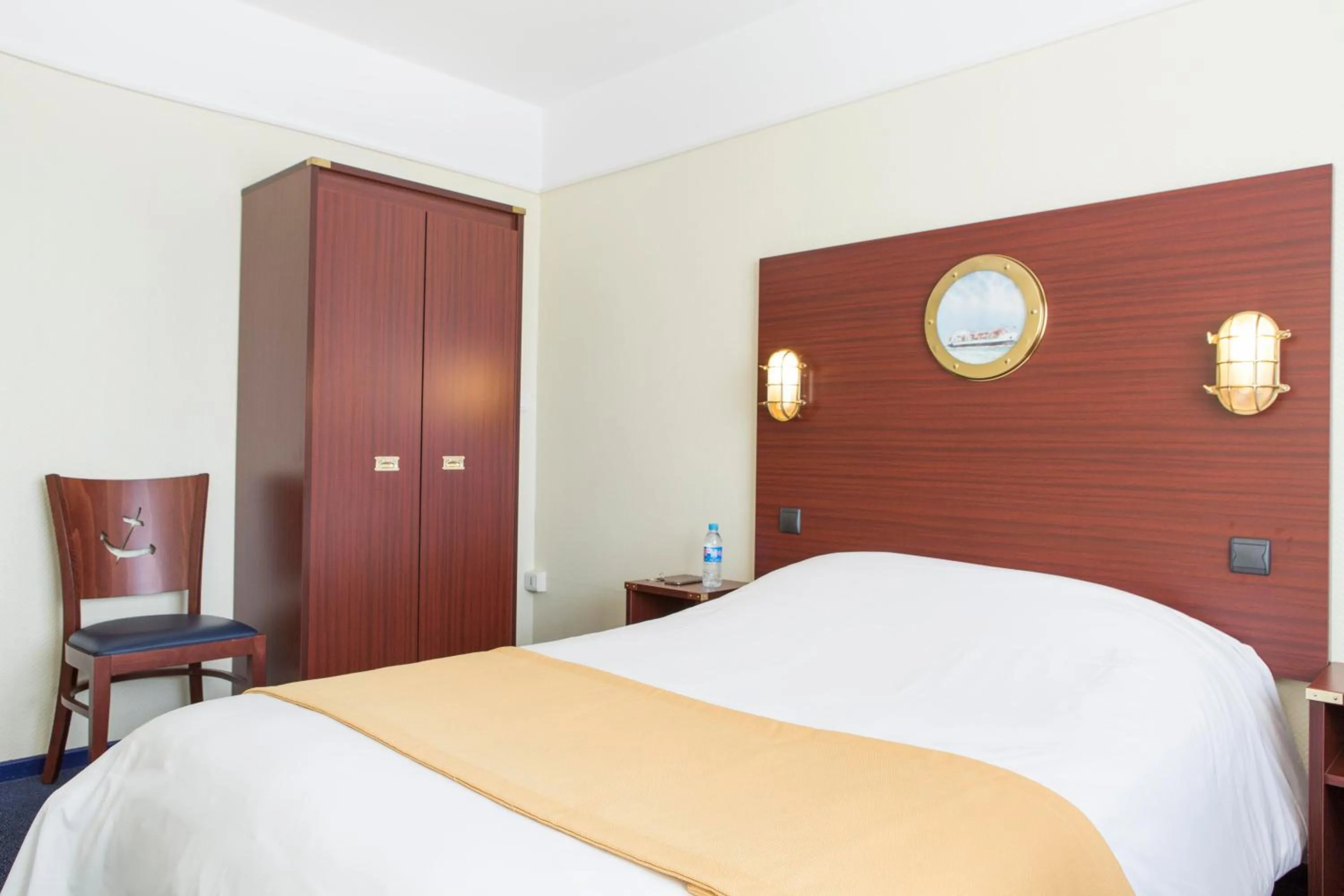 Bed in Hôtel Les Gens De Mer Dunkerque by Popinns