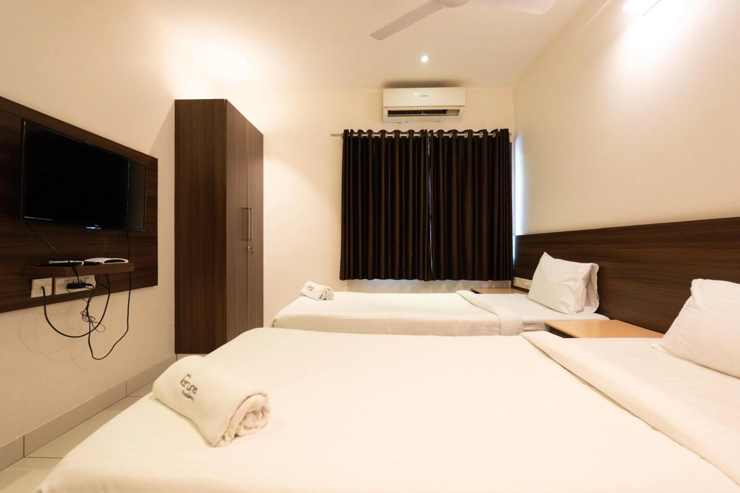 Communal lounge/ TV room, Bed in Hotel Karuna Residency