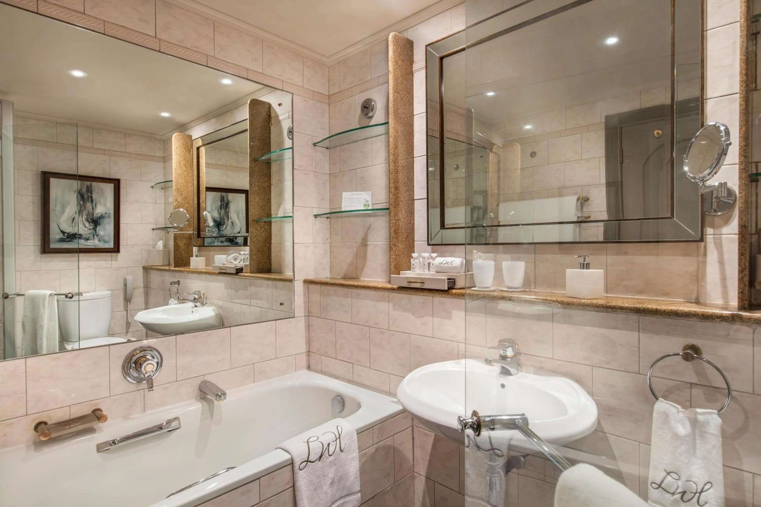 Shower in Labourdonnais Waterfront Hotel