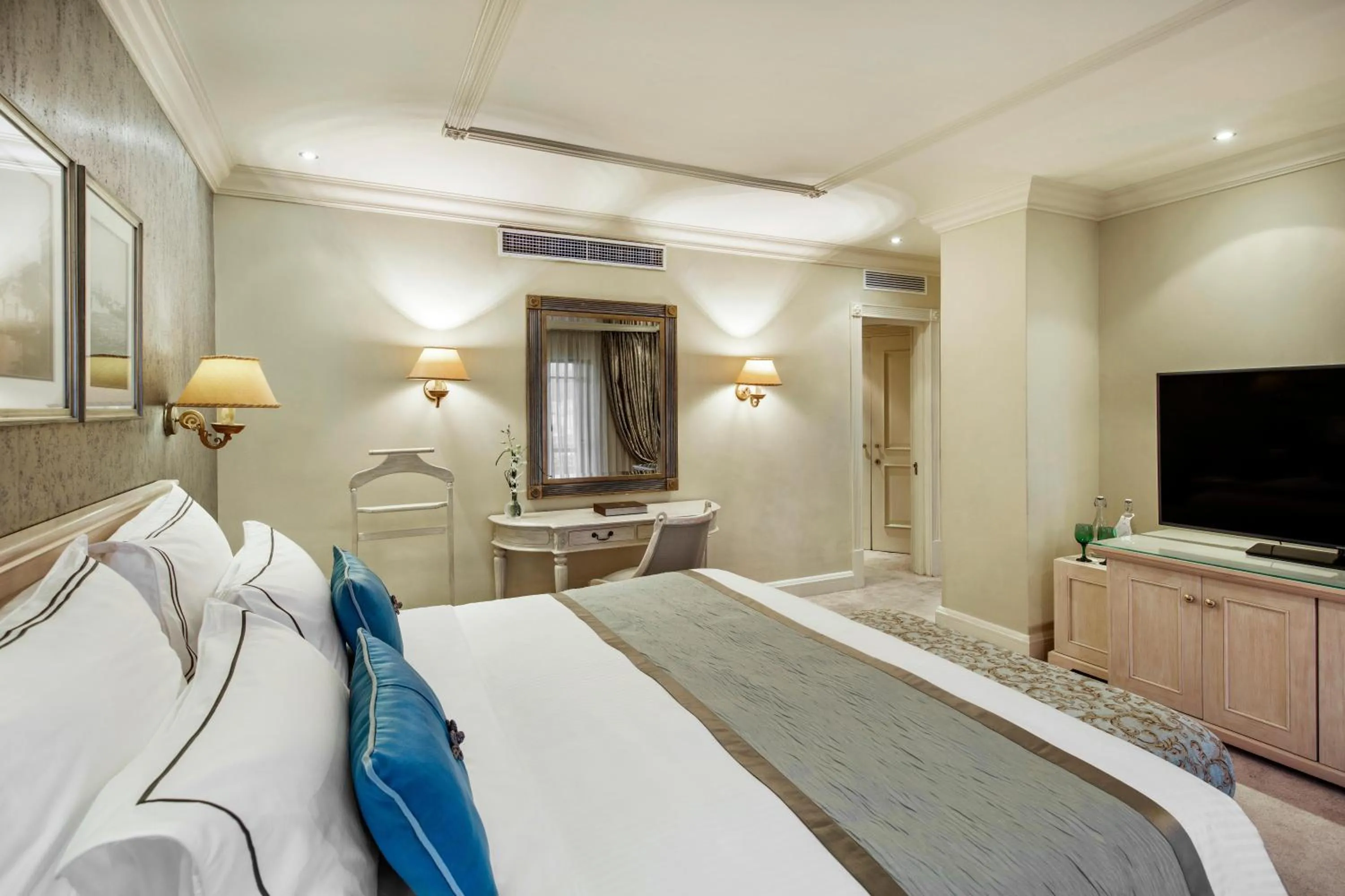 Photo of the whole room, Bed in Labourdonnais Waterfront Hotel