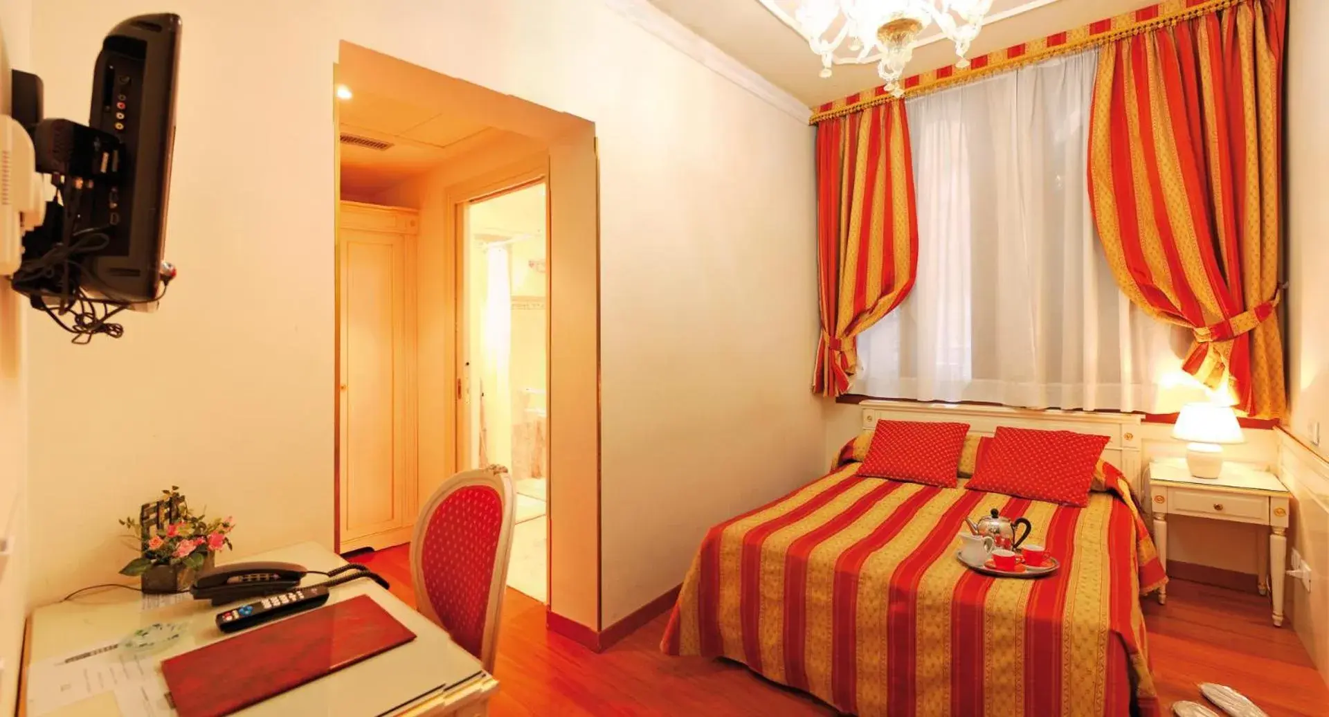 Small Double Room in Hotel San Luca Venezia Small Double Room in Hotel San Luca Venezia