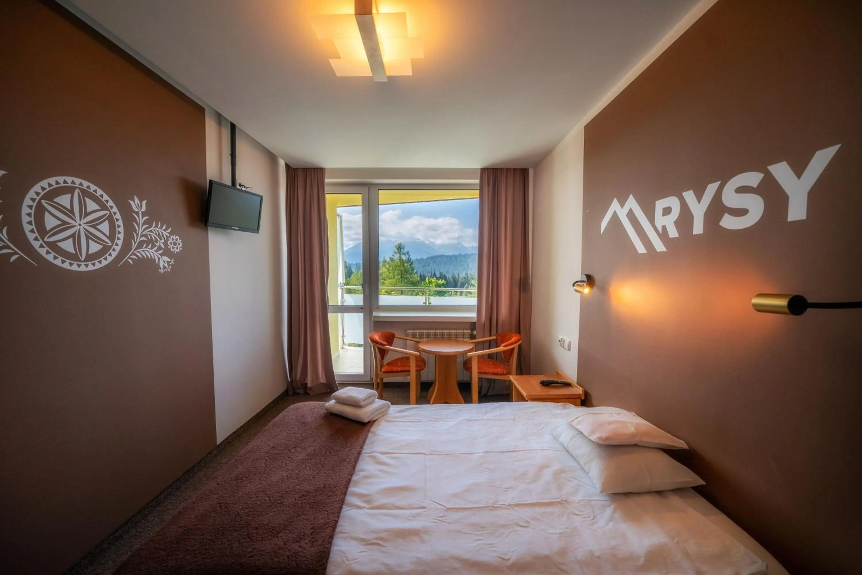 Photo of the whole room, Bed in Rysy