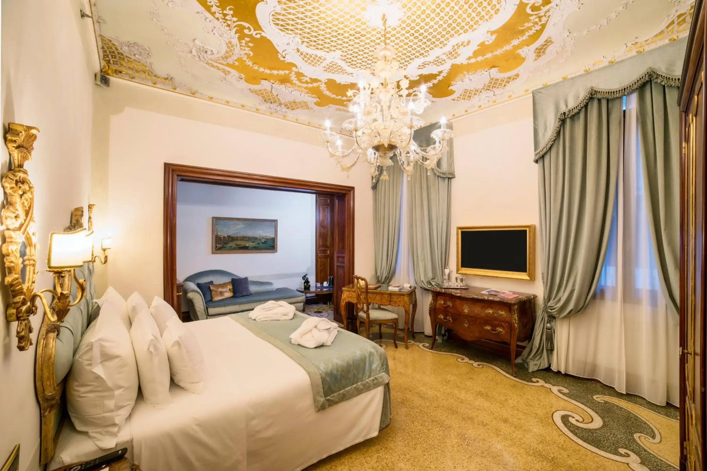 TV and multimedia, Bed in Hotel Ai Reali - Small Luxury Hotels of the World TV and multimedia, Bed in Hotel Ai Reali - Small Luxury Hotels of the World