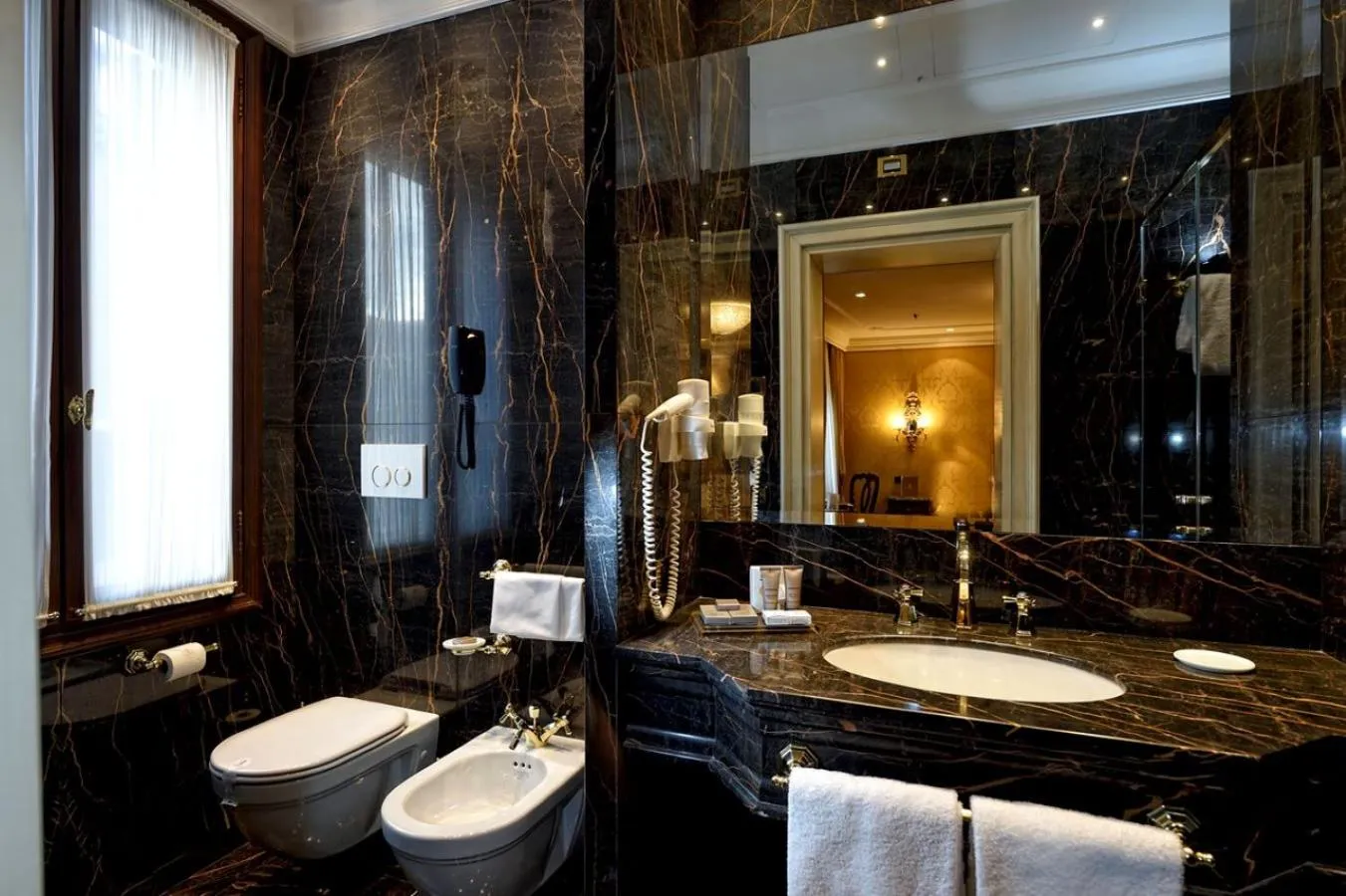 Toilet in Hotel Ai Reali - Small Luxury Hotels of the World