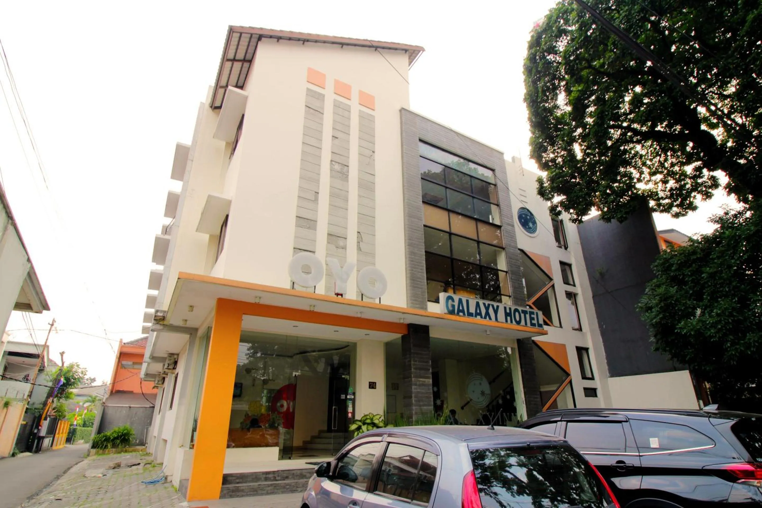 Facade/entrance in Capital O Galaxy Inn