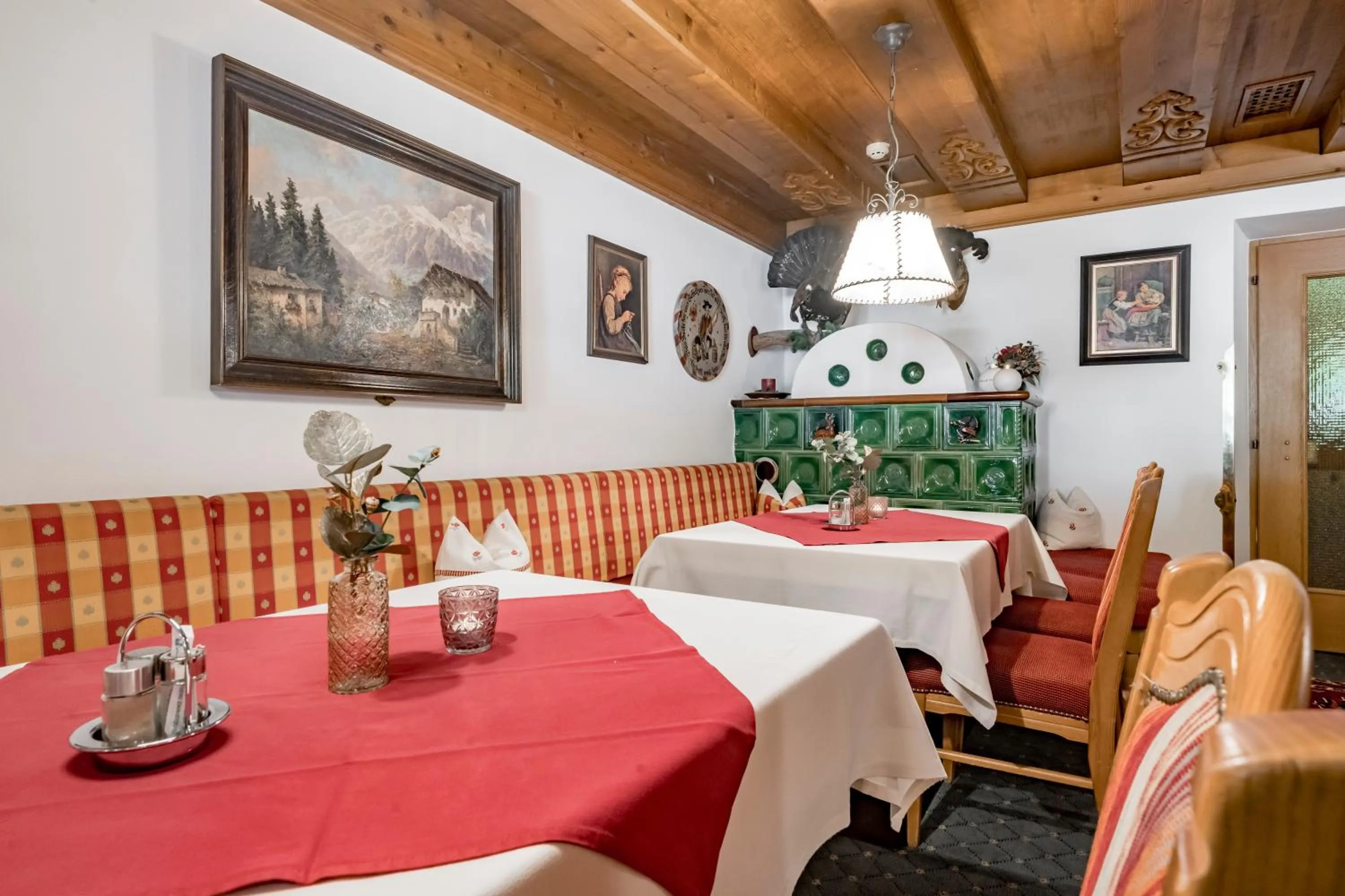 Restaurant/places to eat in Hotel Almhof