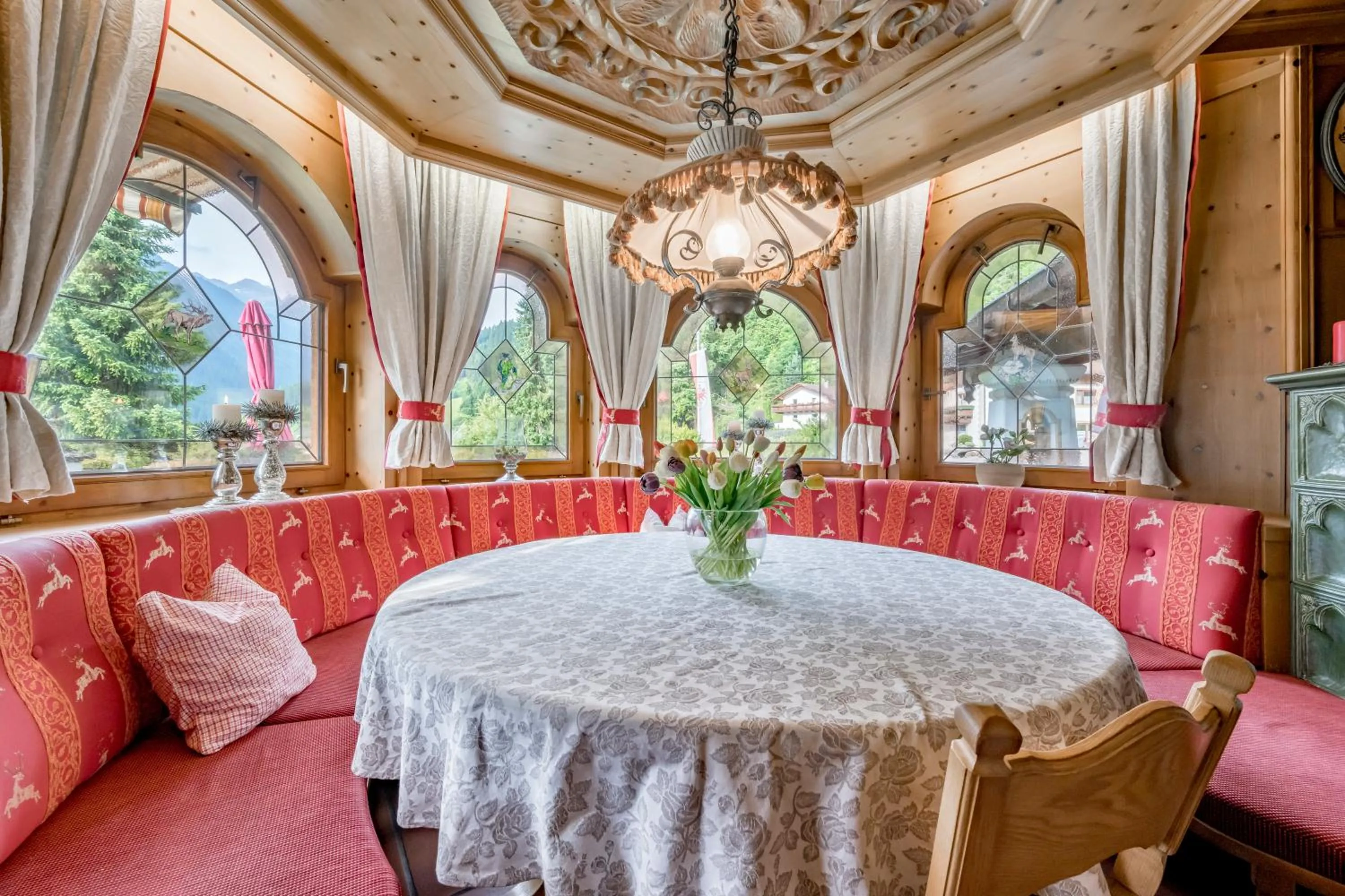 Seating area in Hotel Almhof