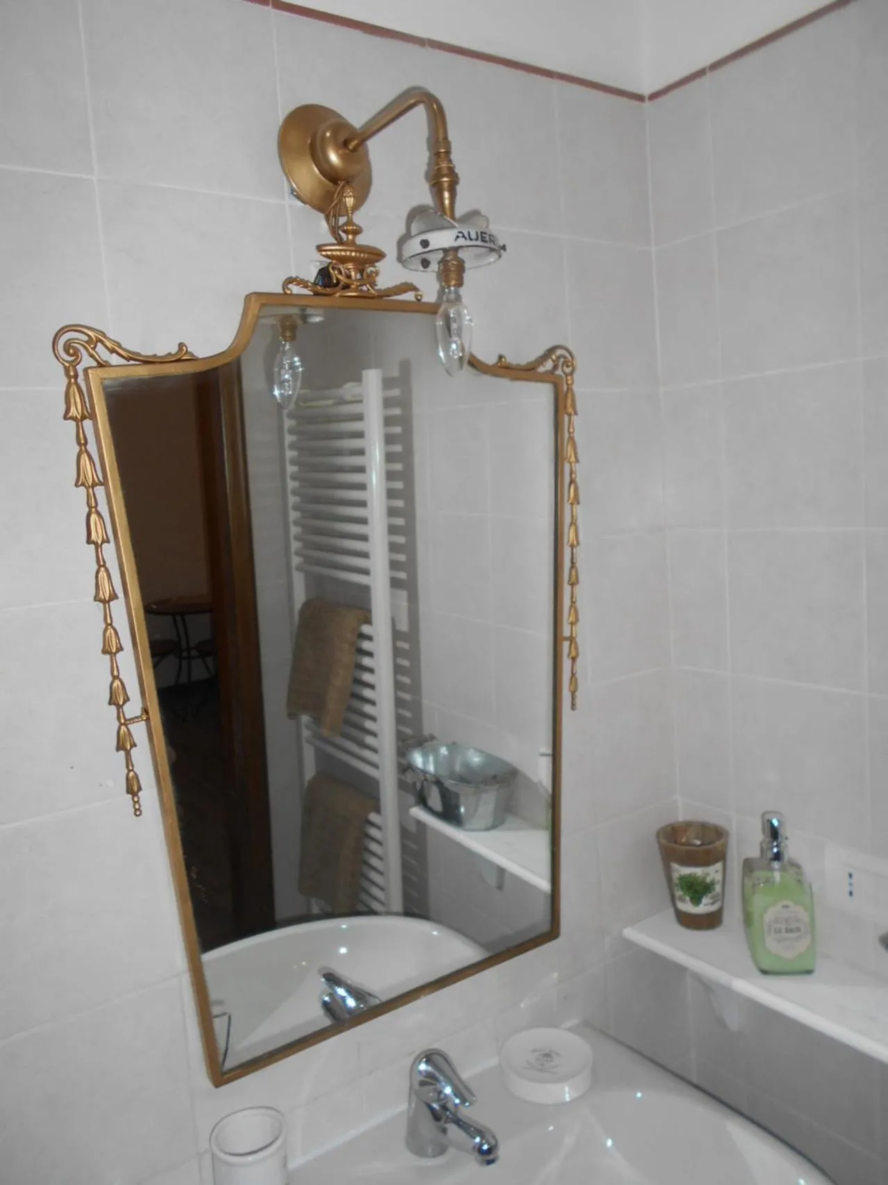 Bathroom in Jackie O' a la maison