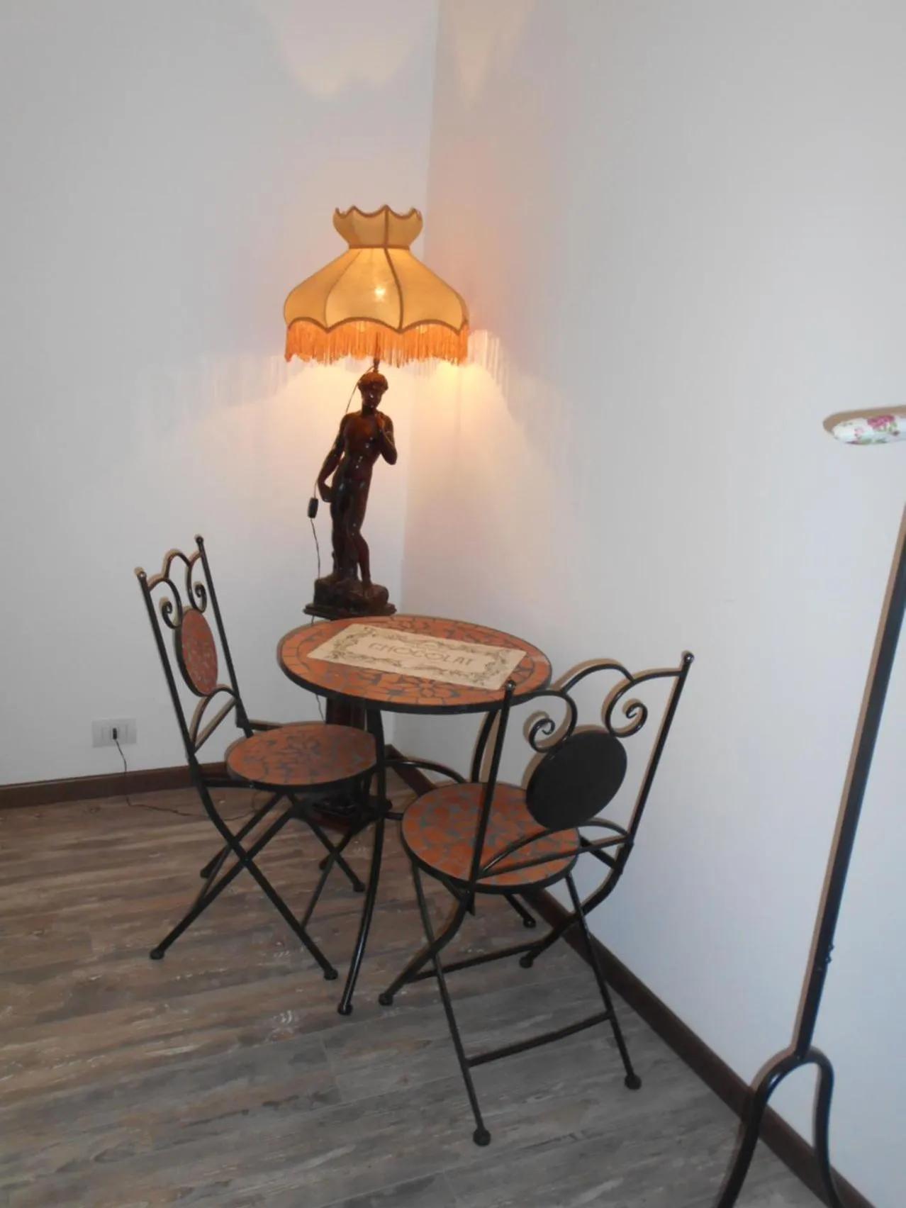 Decorative detail in Jackie O' a la maison