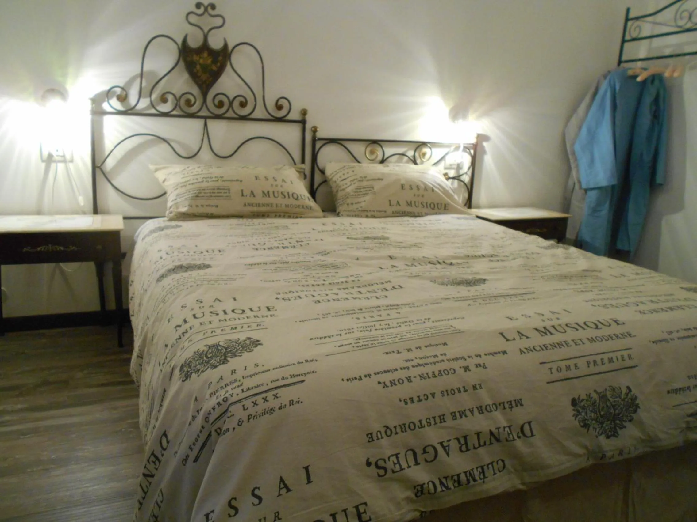 Photo of the whole room, Bed in Jackie O' a la maison