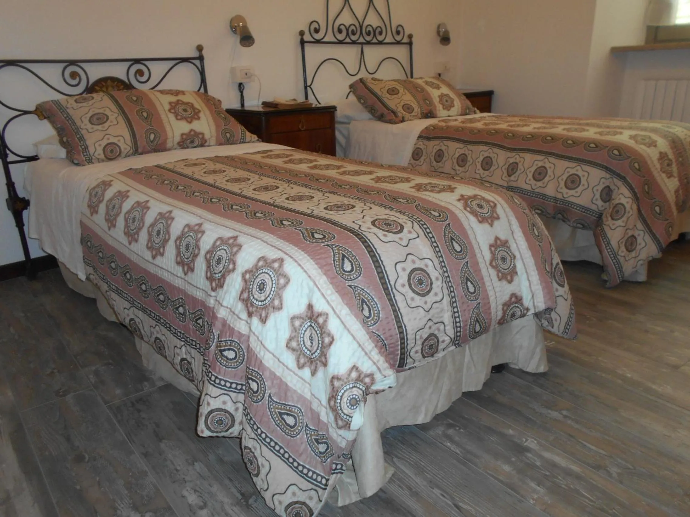 Photo of the whole room, Bed in Jackie O' a la maison