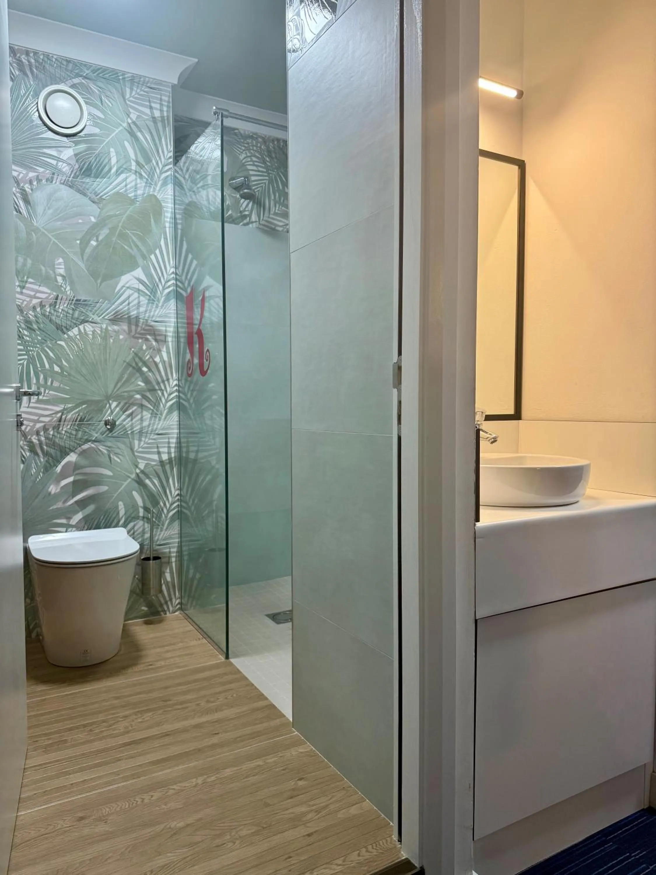 Shower in Kinlay Hostel Eyre Square