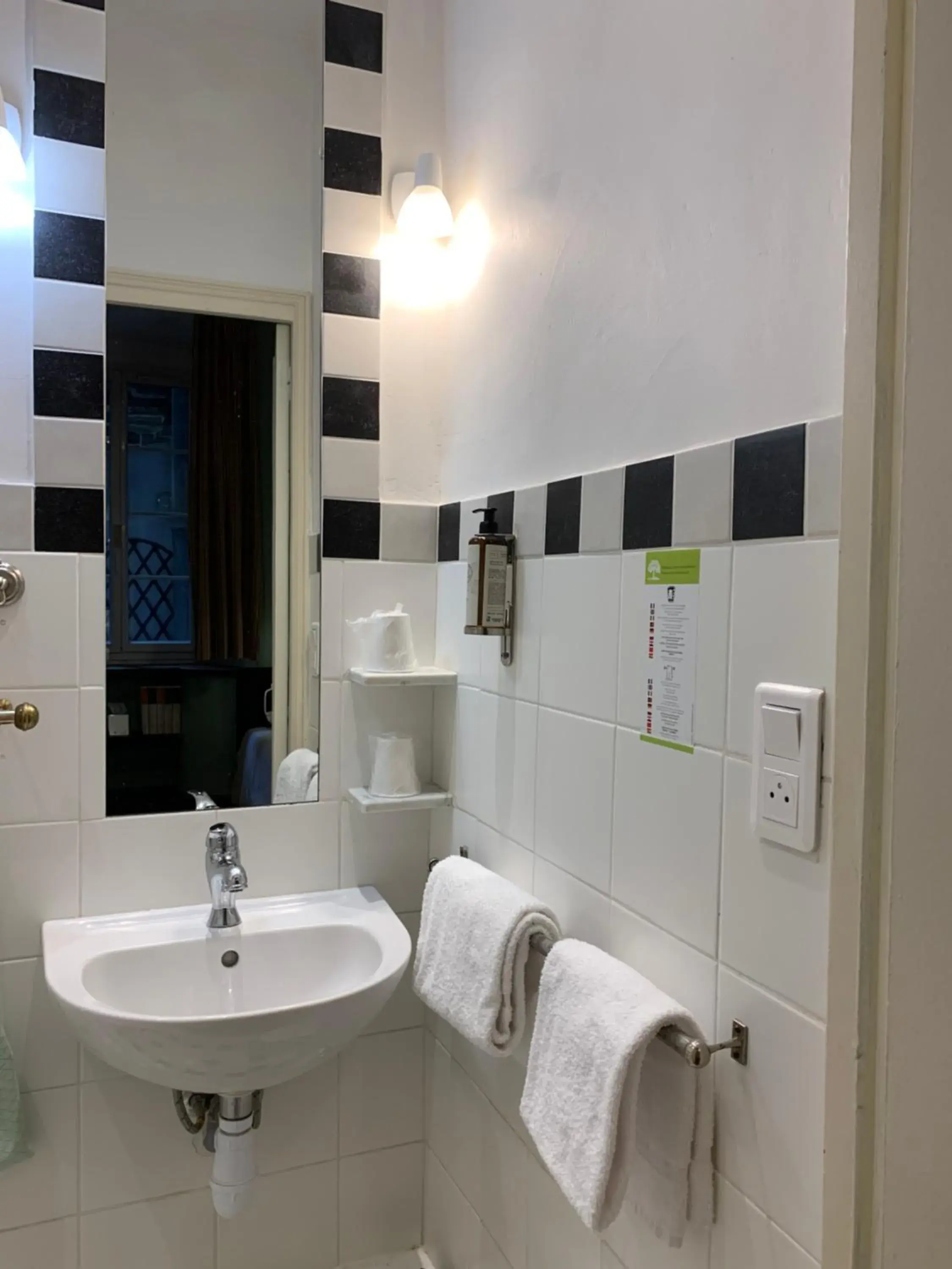 Standard Twin Room in Hotel Central Bastia Standard Twin Room in Hotel Central Bastia