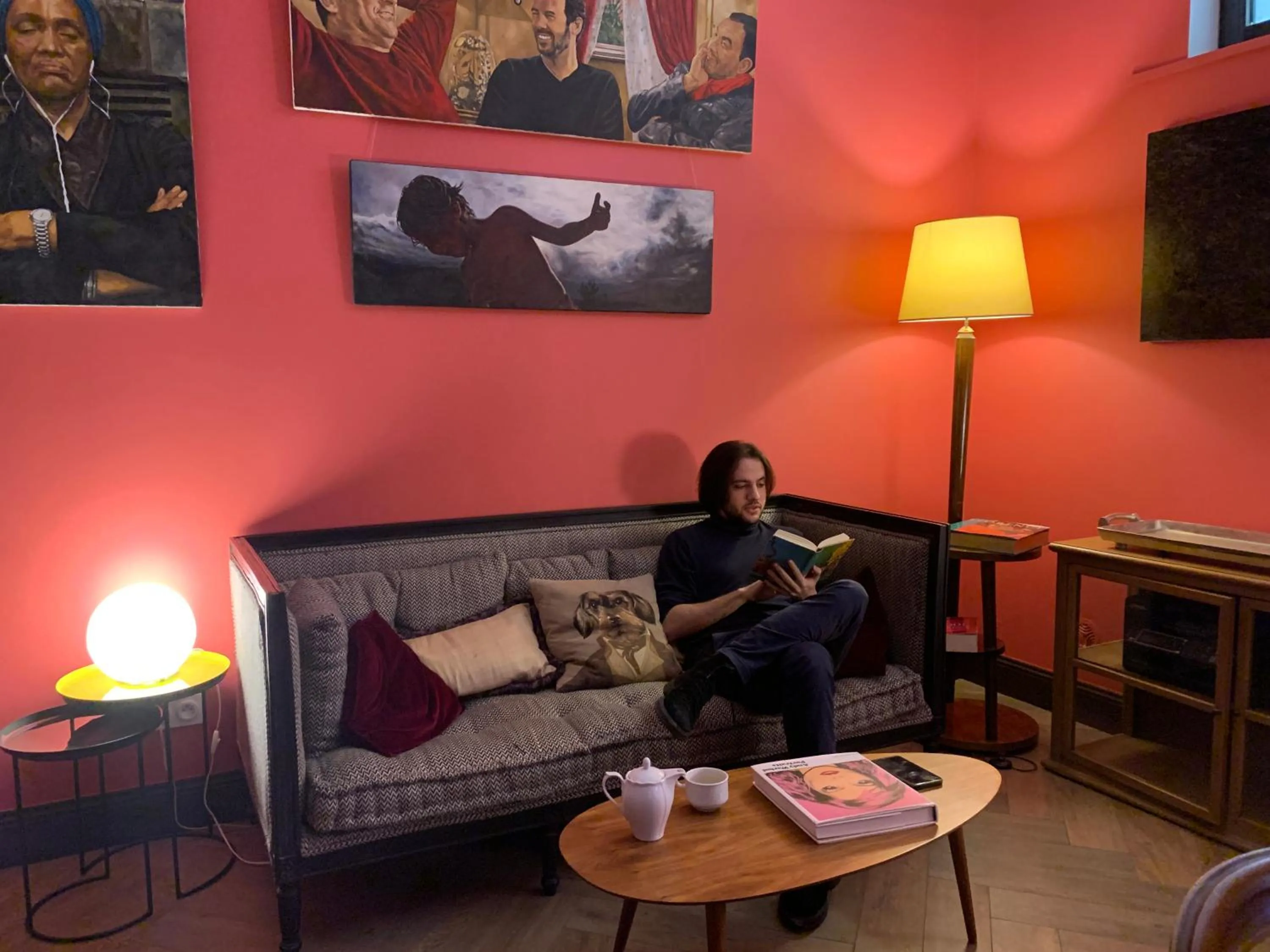 Communal lounge/ TV room in Hotel Central Bastia