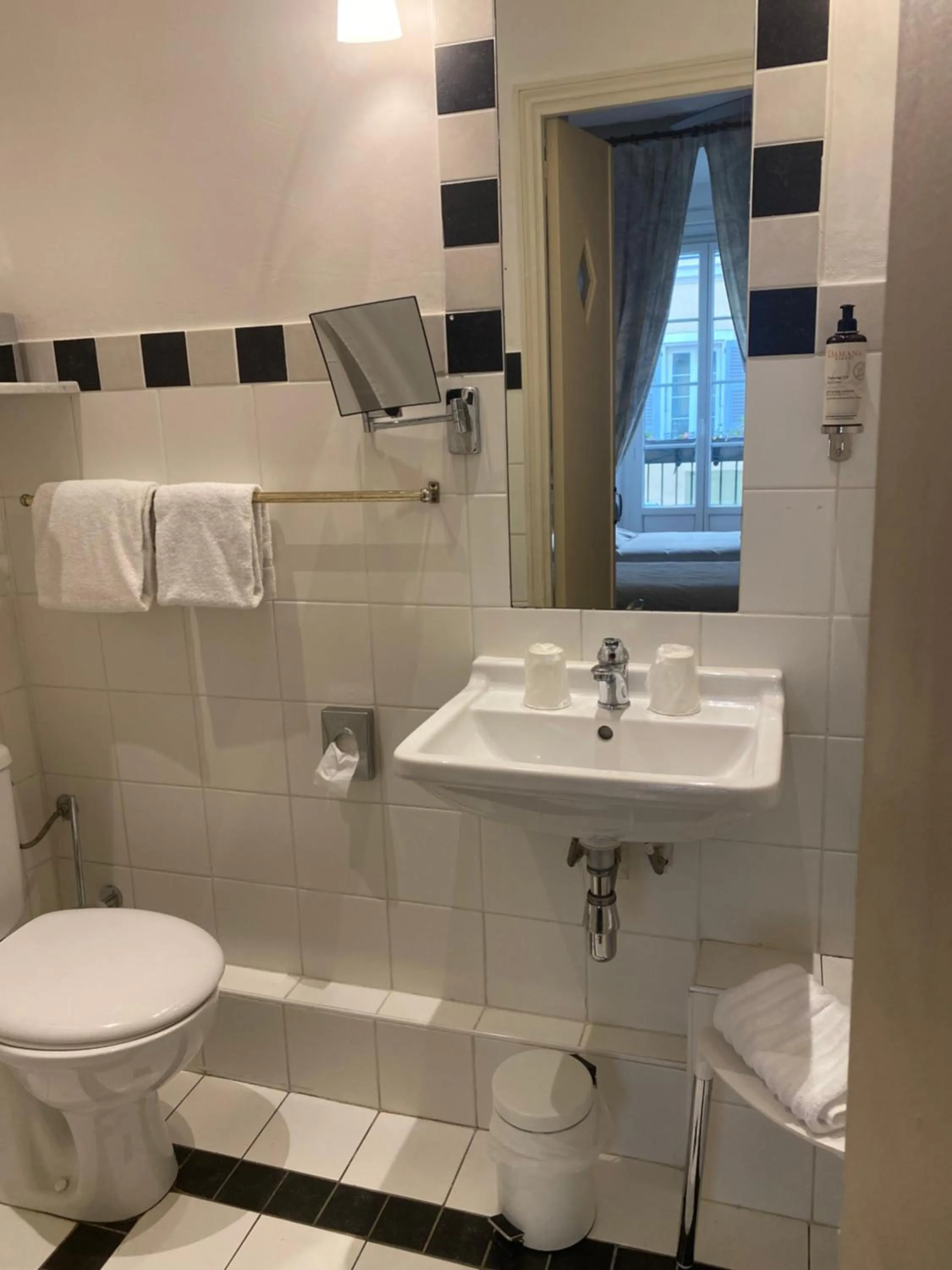 Shower in Hotel Central Bastia