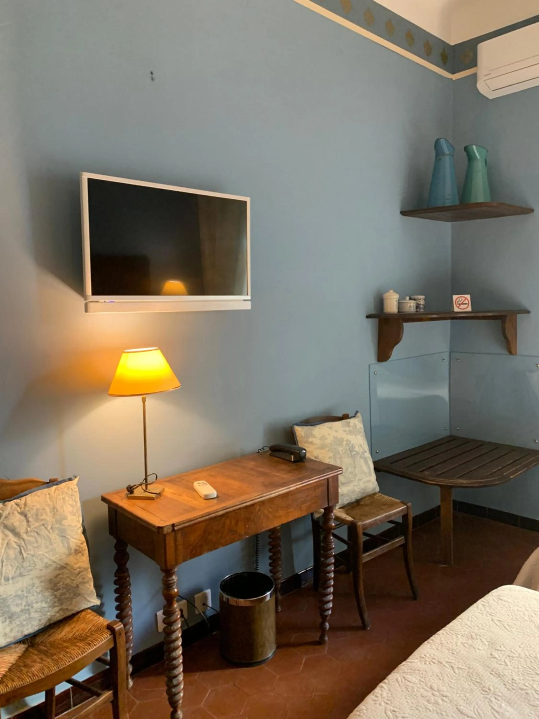 TV and multimedia, Bed in Hotel Central Bastia