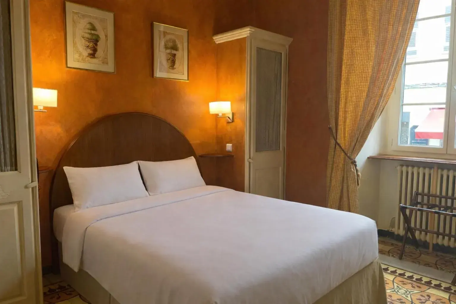 Comfort Double Room in Hotel Central Bastia Comfort Double Room in Hotel Central Bastia