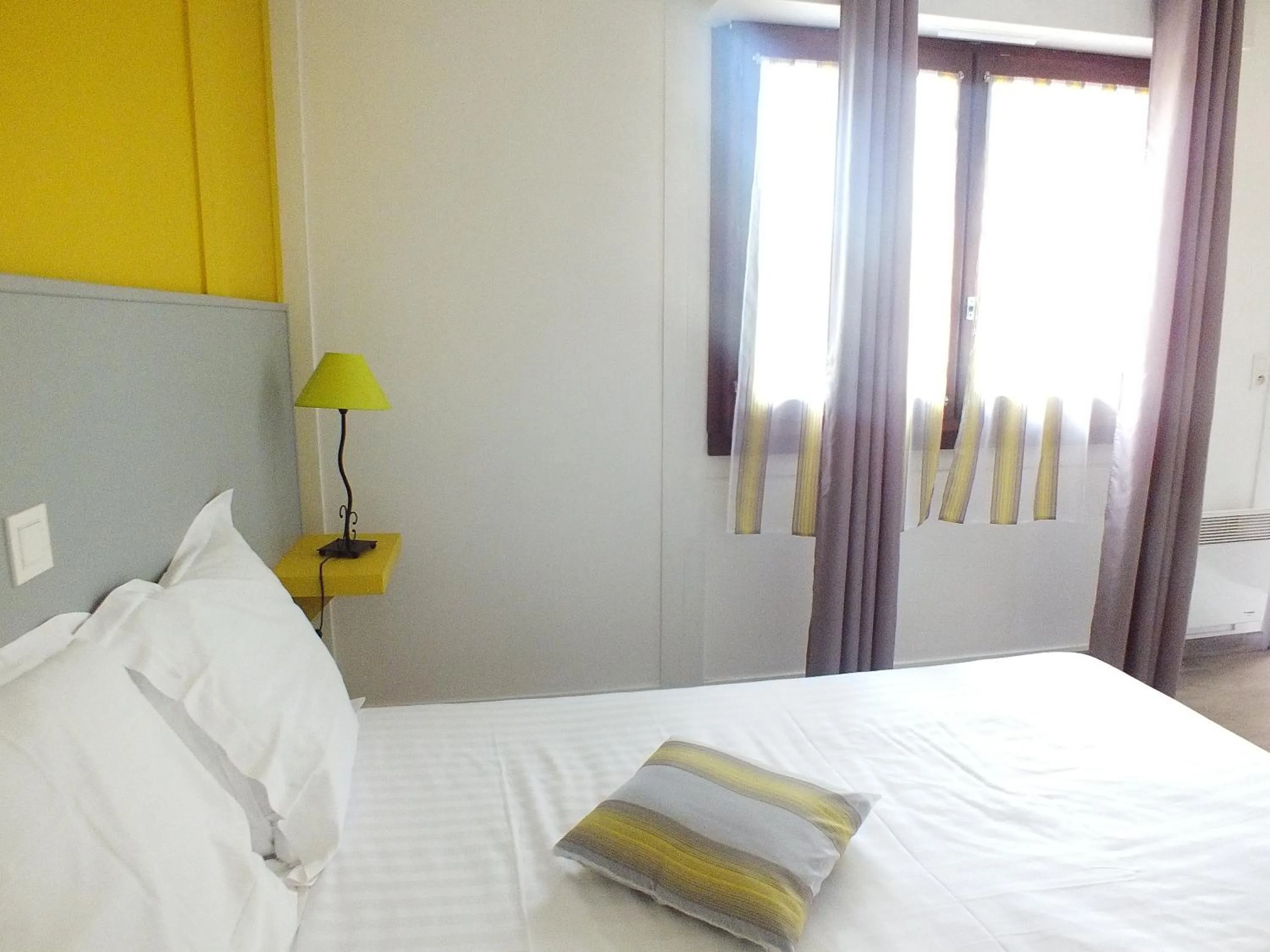 Bedroom, Bed in Hotel Restaurant Le Manguier