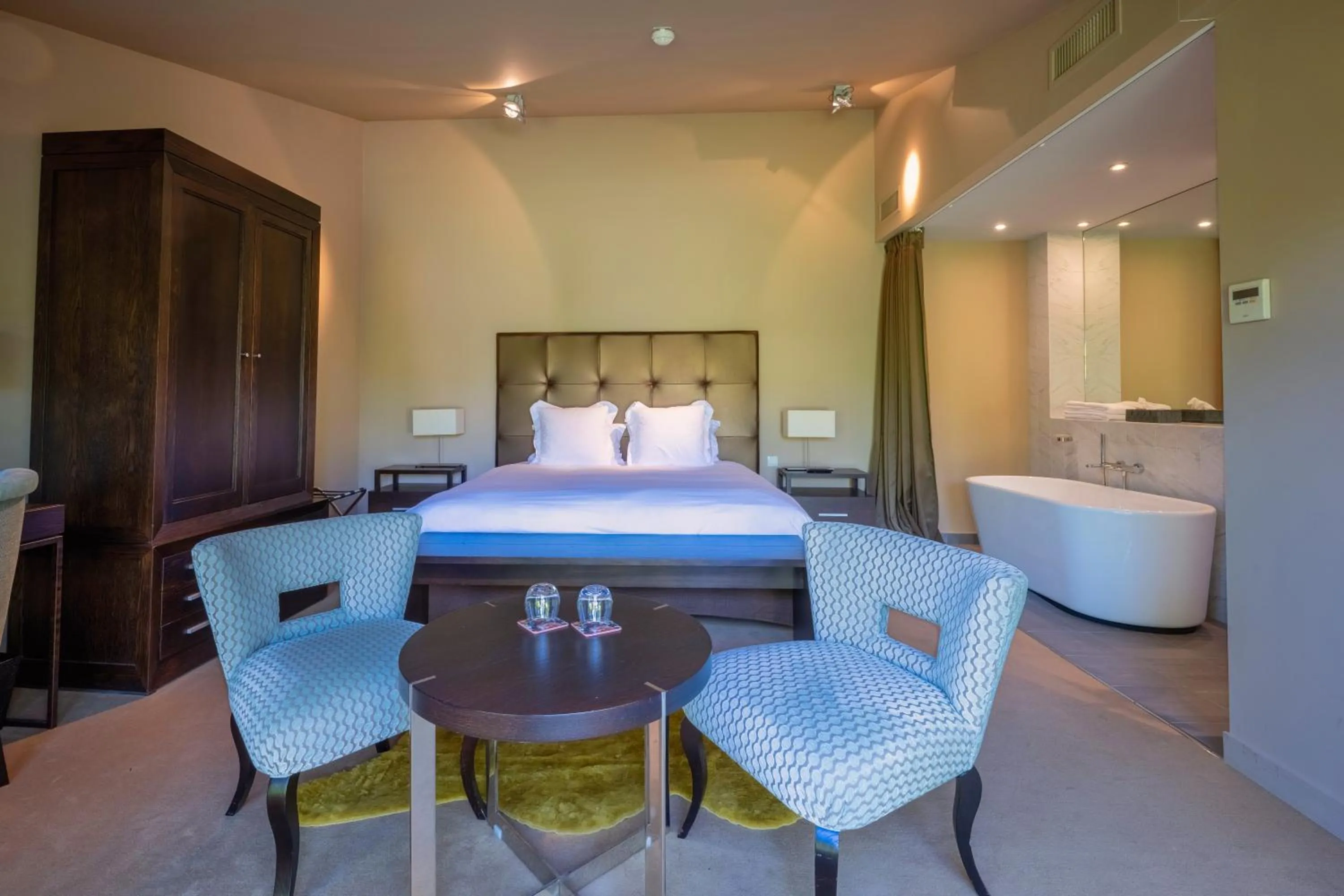 Bedroom, Bed in Hotel Ligaro - Jarnac