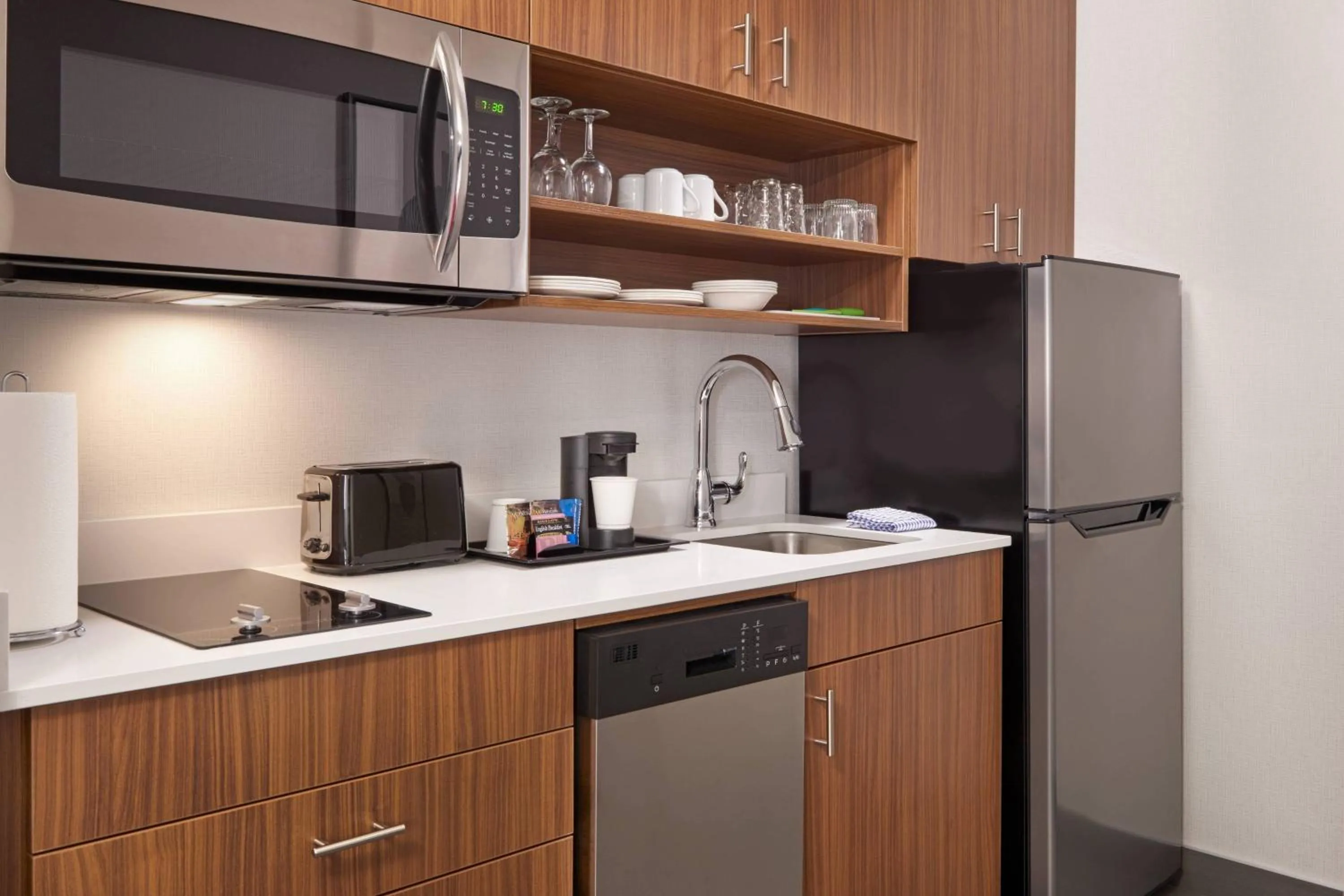 Kitchen or kitchenette in Courtyard by Marriott Waterloo St. Jacobs