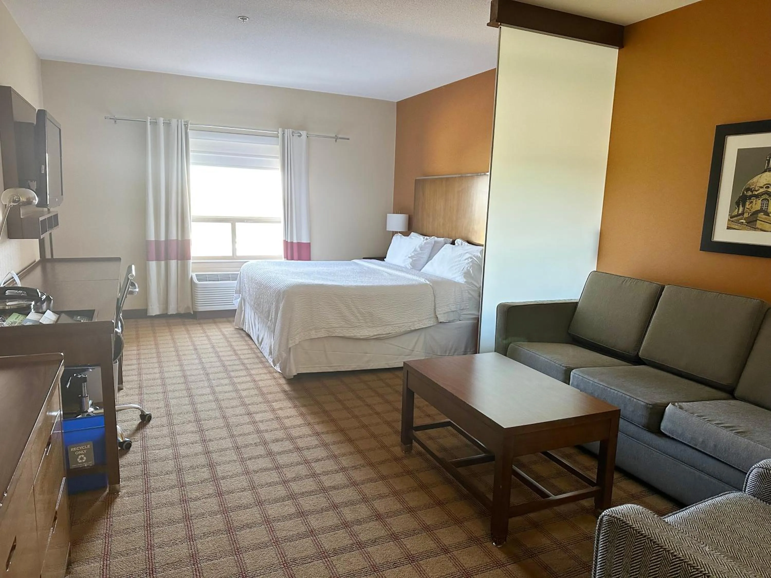 Photo of the whole room, Bed in Four Points by Sheraton Edmonton Gateway