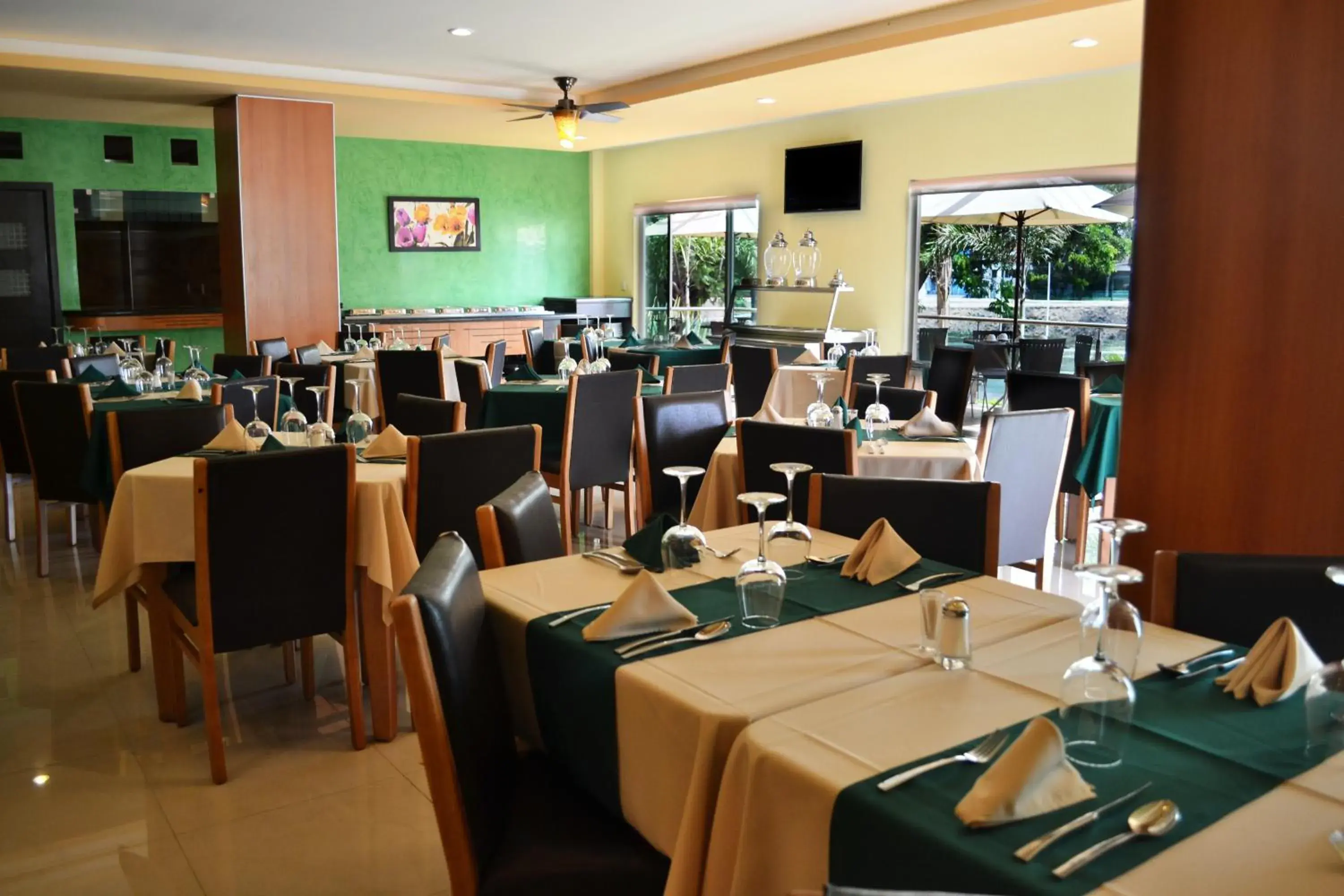 Restaurant/places to eat in Hostalia Hotel Expo & Business Class Restaurant/places to eat in Hostalia Hotel Expo & Business Class