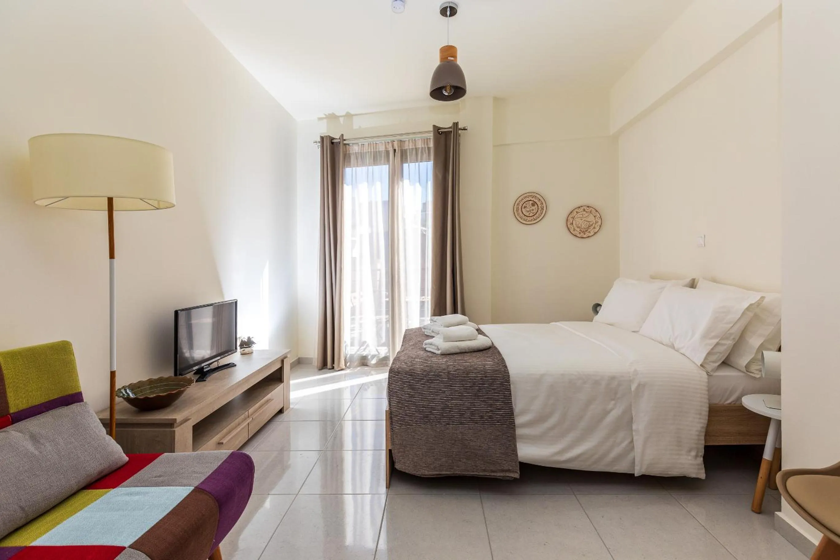 Photo of the whole room, Bed in Central Stay Athens