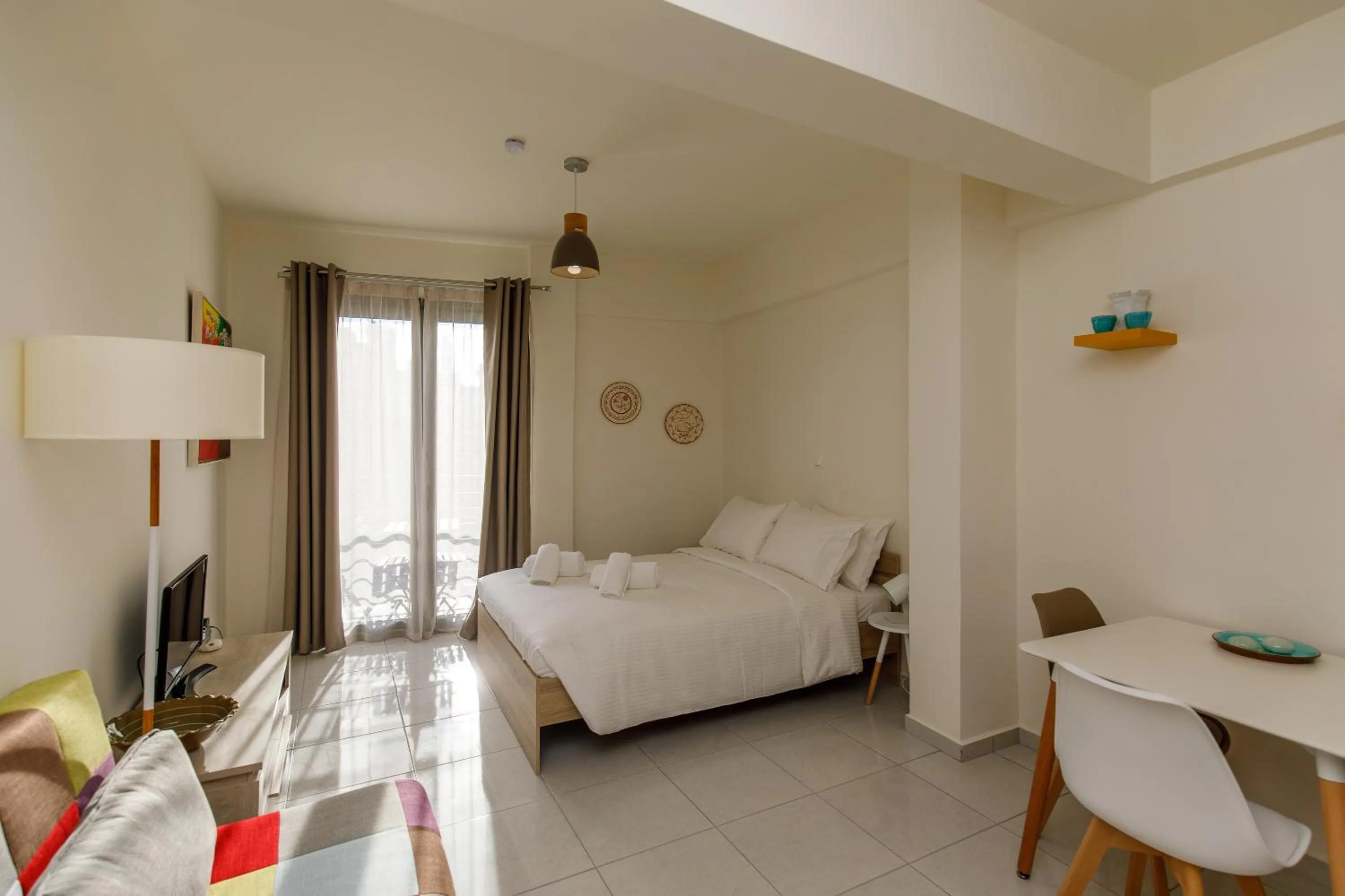 Photo of the whole room, Bed in Central Stay Athens