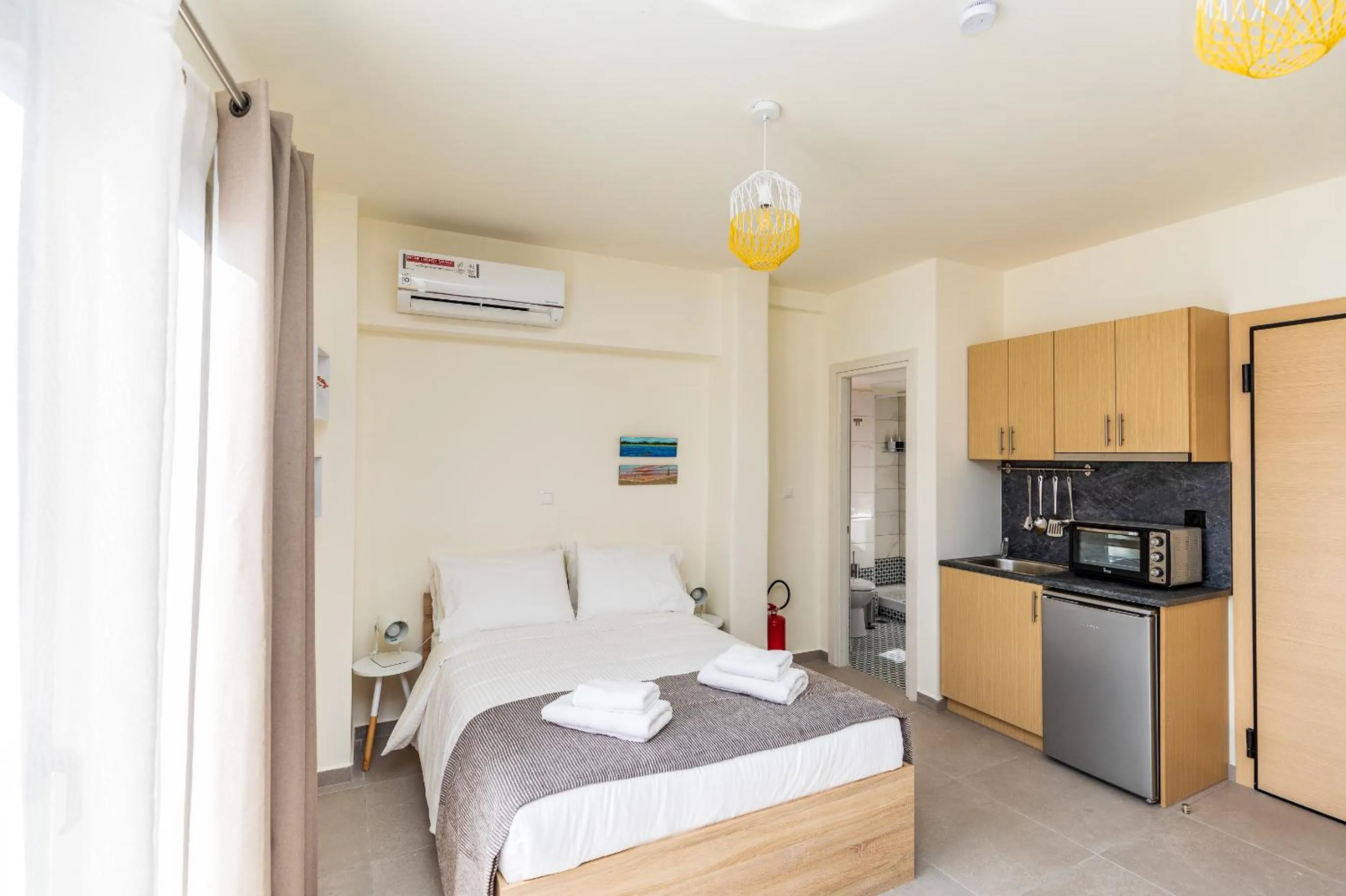 Photo of the whole room, Bed in Central Stay Athens