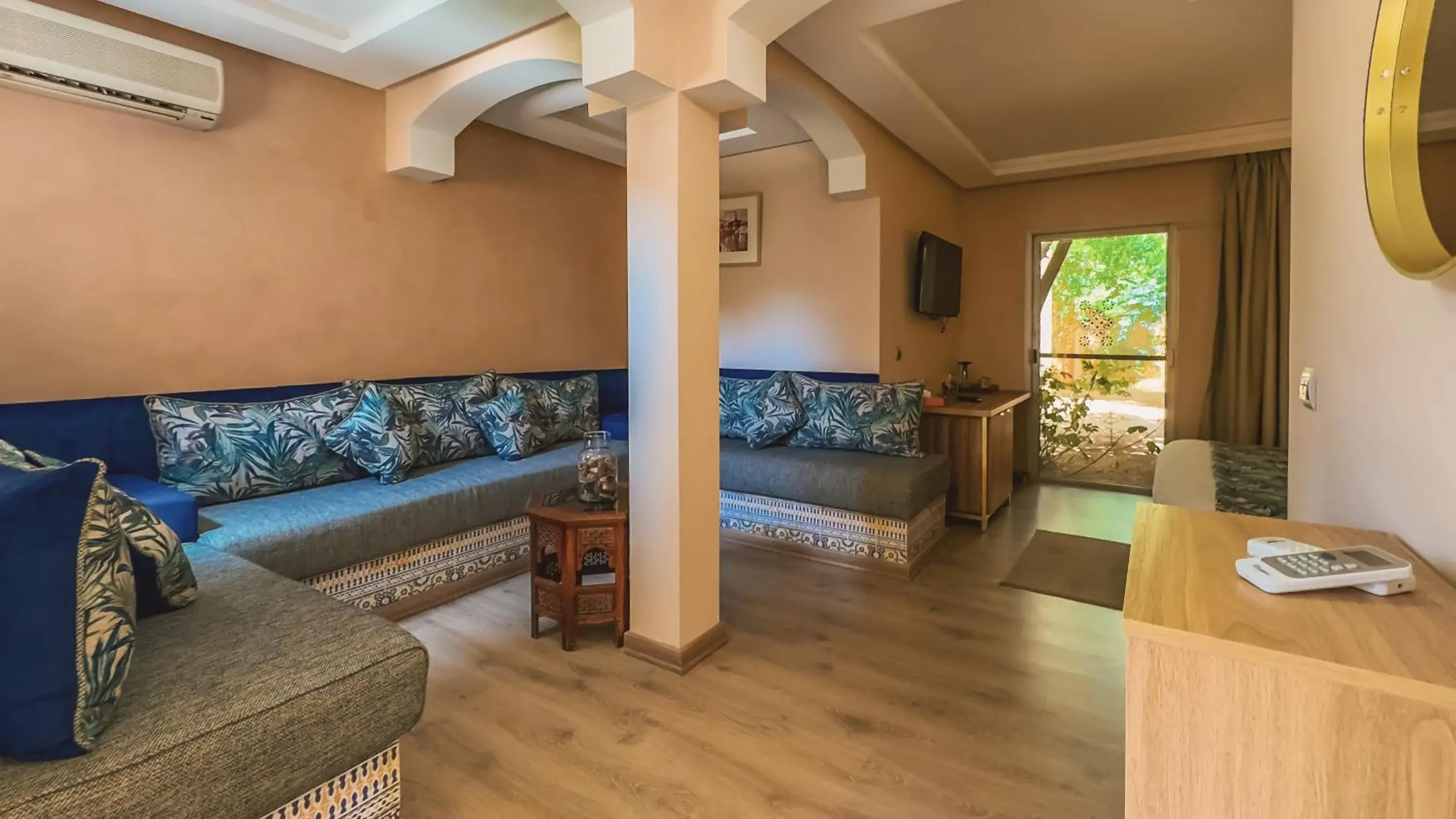 Living room in RS Hotel Karam Palace Living room in RS Hotel Karam Palace