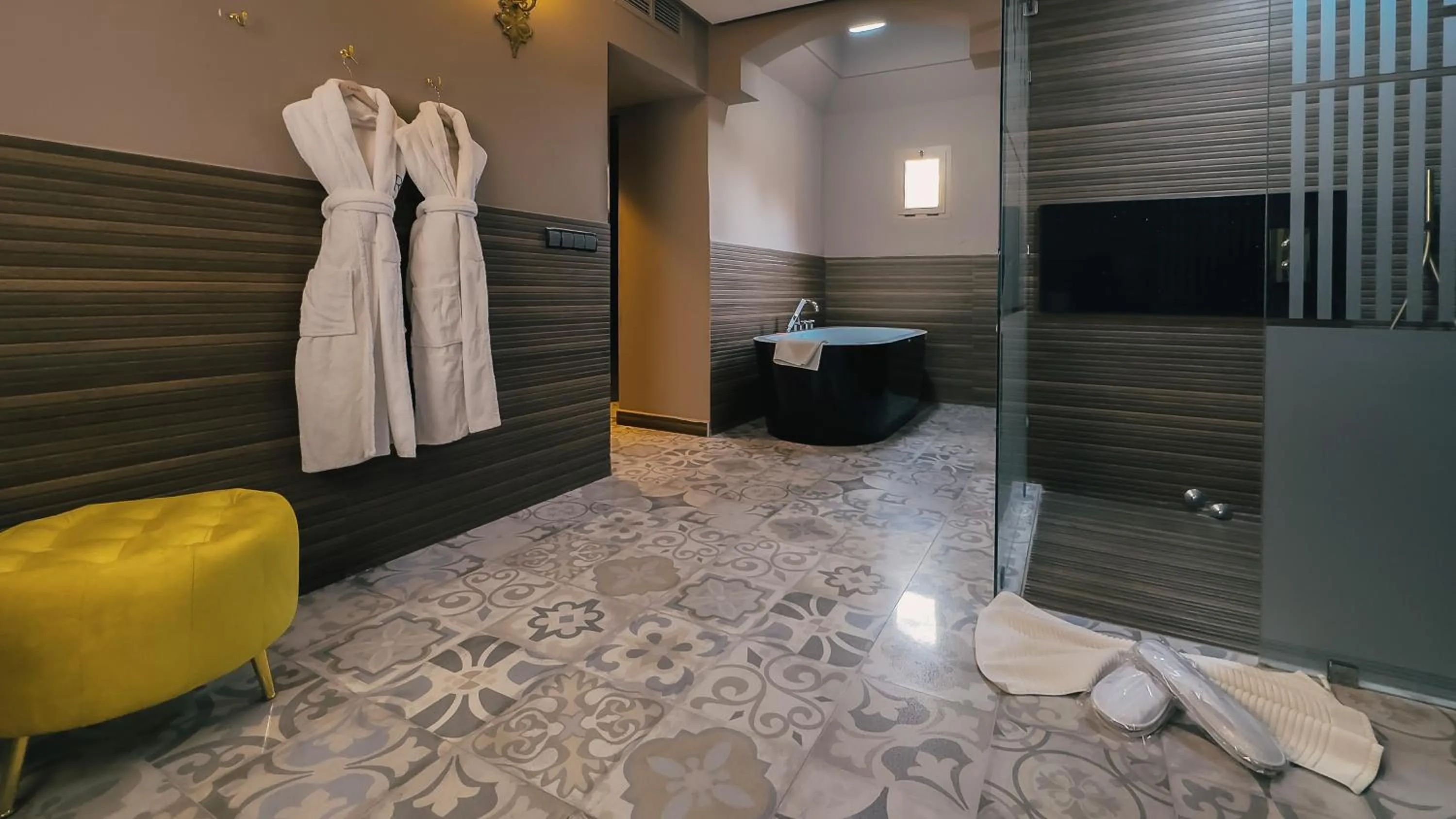 Shower in RS Hotel Karam Palace